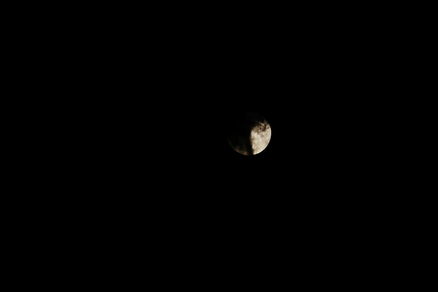 Setengah bulan cerah terlihat di langit malam