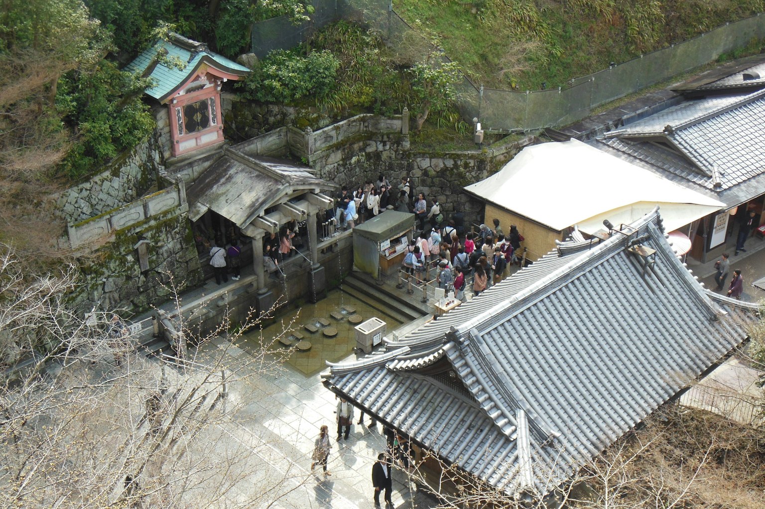 山中的历史寺庙鸟瞰图，人们聚集在一起