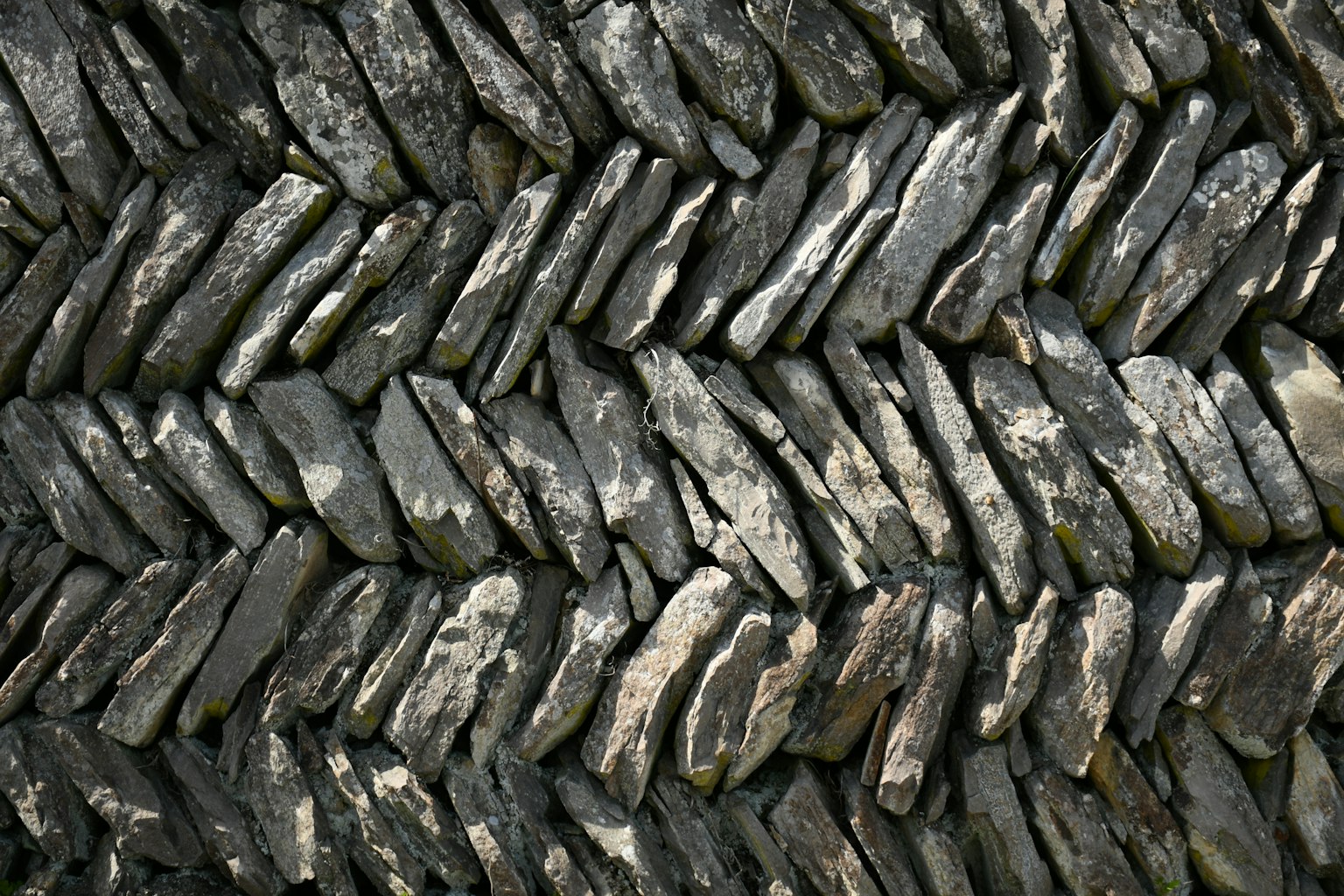 Patrón texturizado de piedras entrelazadas dispuestas en zigzag