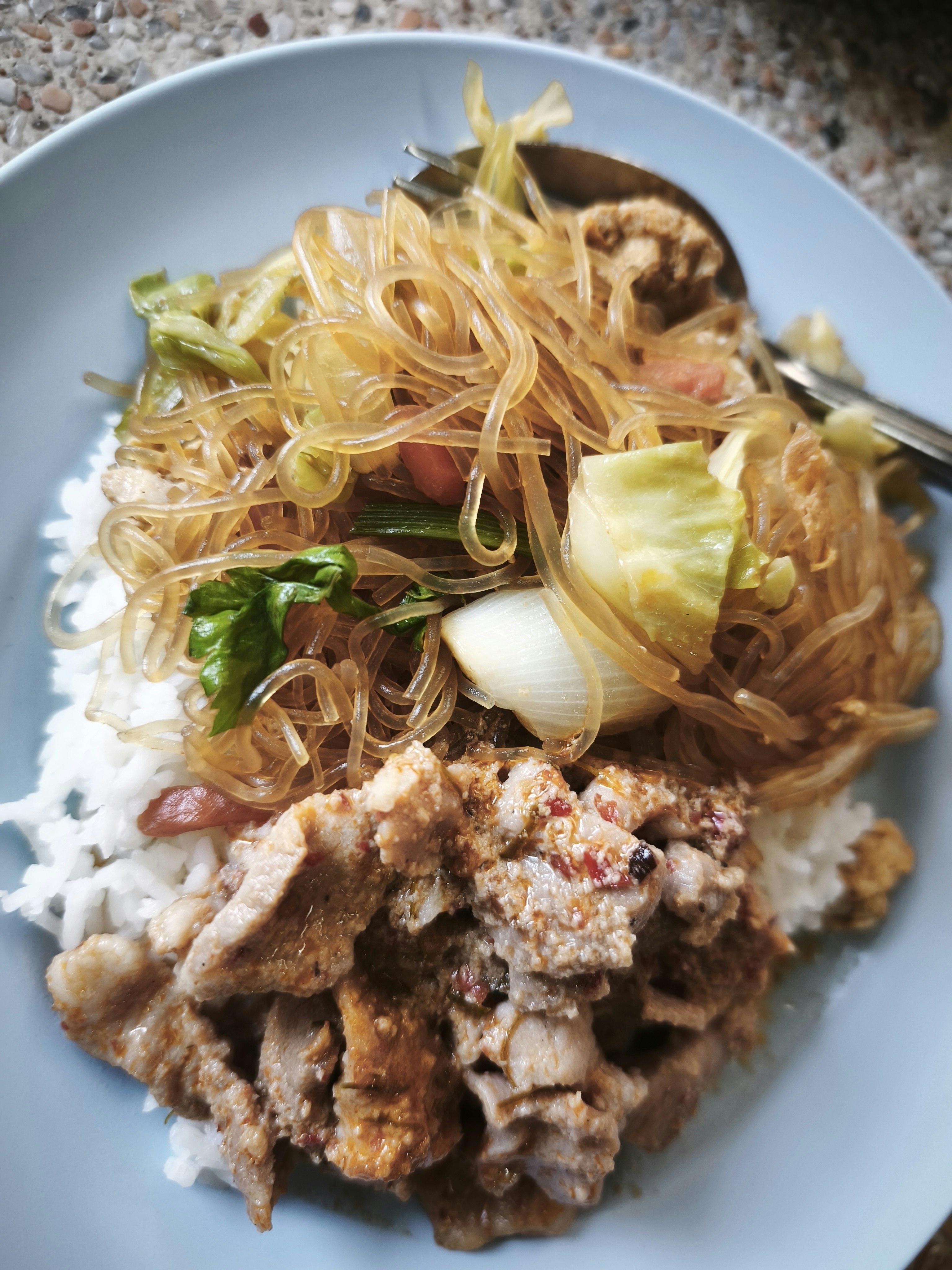 皿に盛られた焼き肉と春雨のビビンバ風