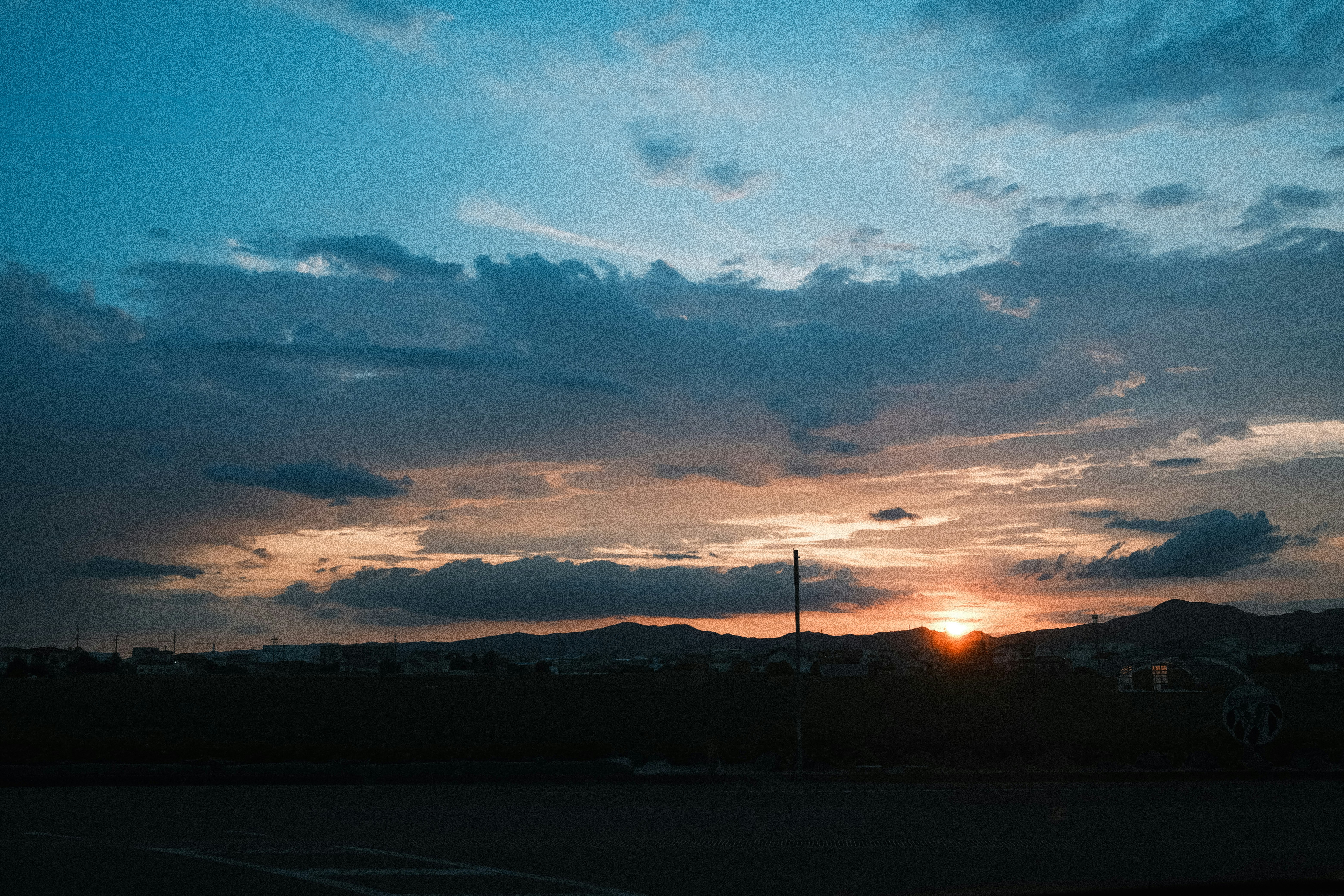 夕暮れの空と遠くの山並み、街のシルエット