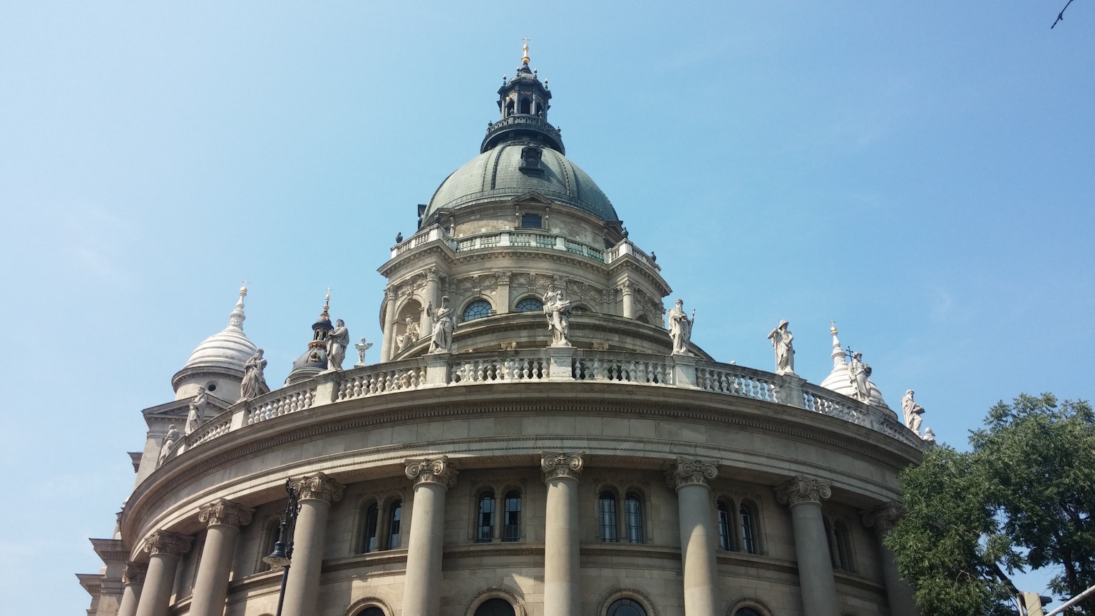 Grande cupola e facciata decorativa di un edificio