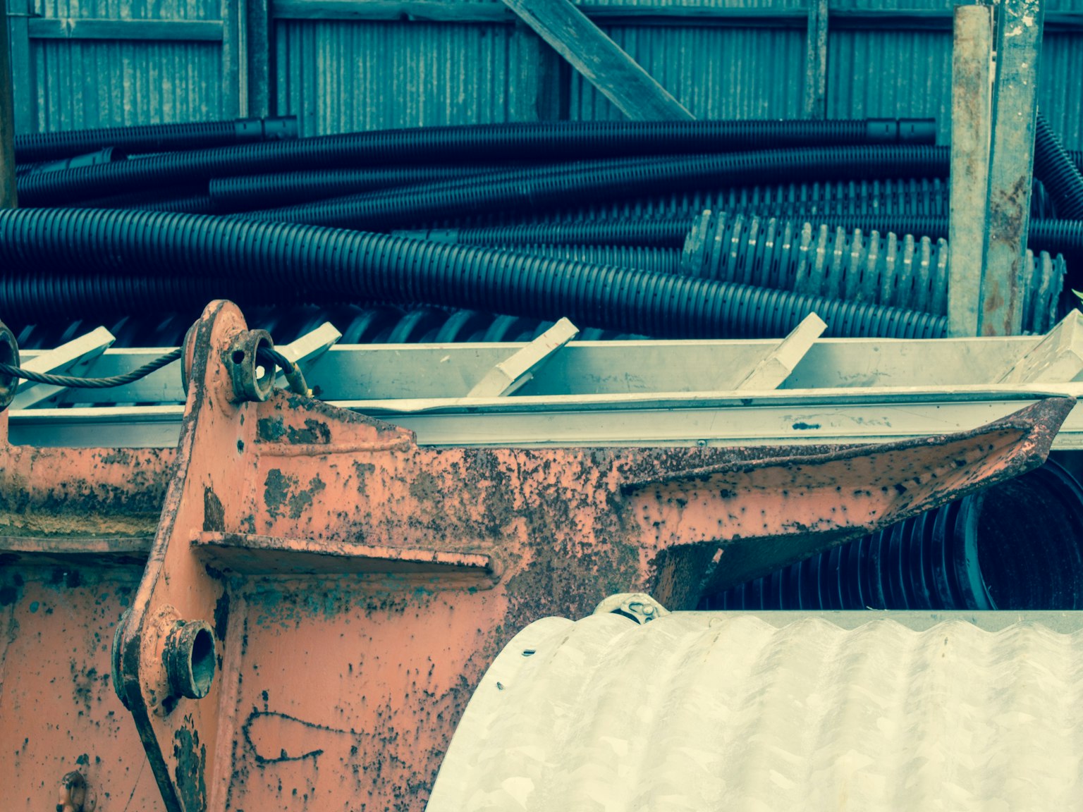 Nahaufnahme eines alten orangen Maschinenbauteils mit Metallkomponenten in einer Werkstatt