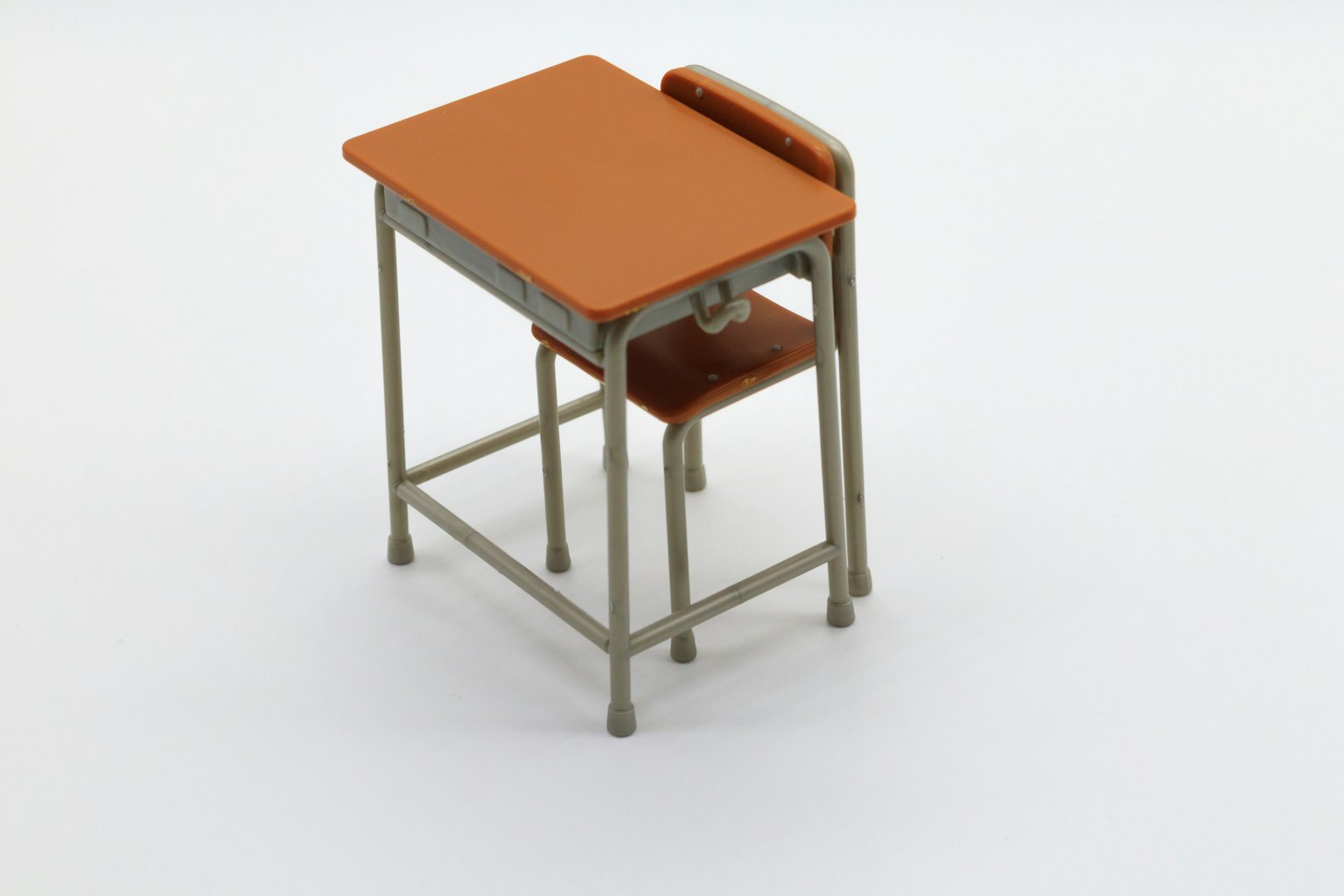 Set di scrivania e sedia semplice con piano arancione