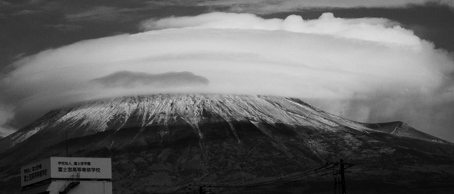 Hình ảnh đen trắng của núi Kilimanjaro có tuyết