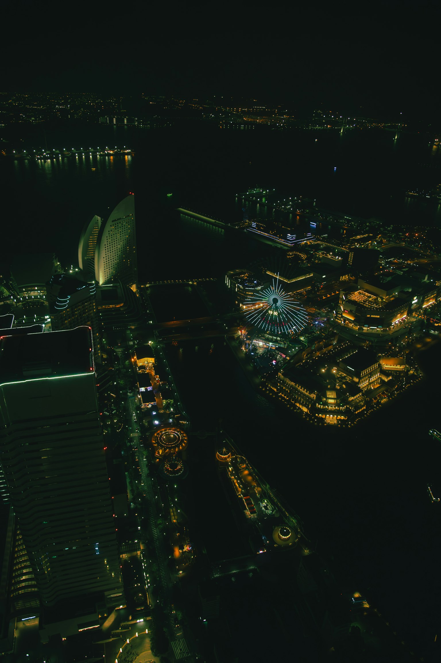 Pemandangan malam yang indah dari Pelabuhan Sydney menampilkan Sydney Opera House dan lampu kota yang berkilau