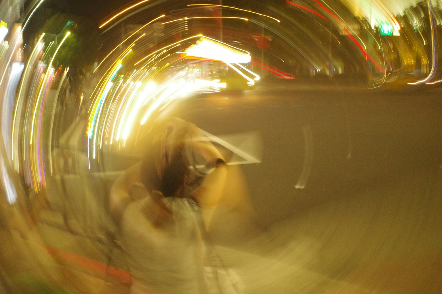 夜の街のぼやけた光と動きのある写真