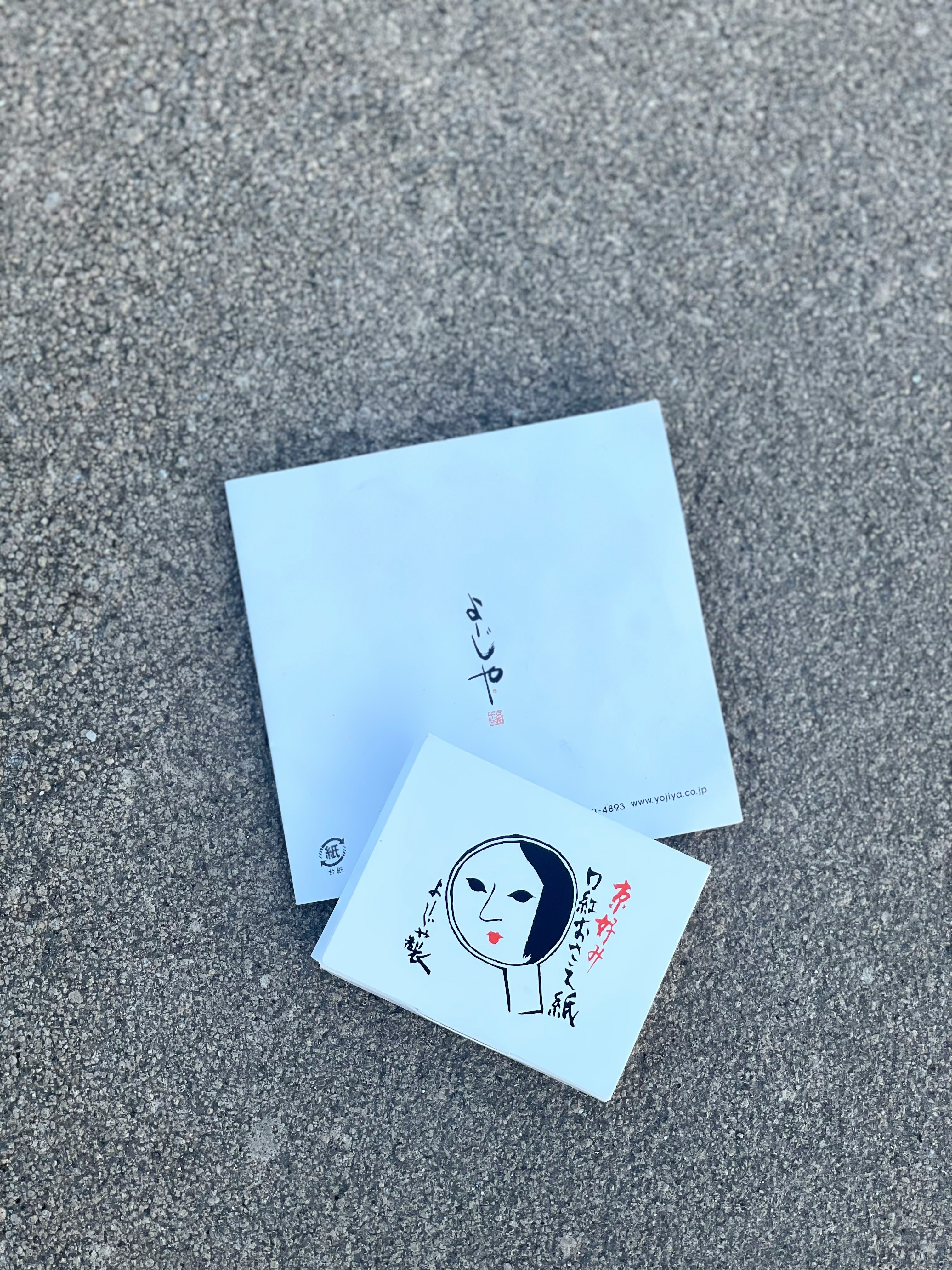 lettere e piccole carte appoggiate sul marciapiede