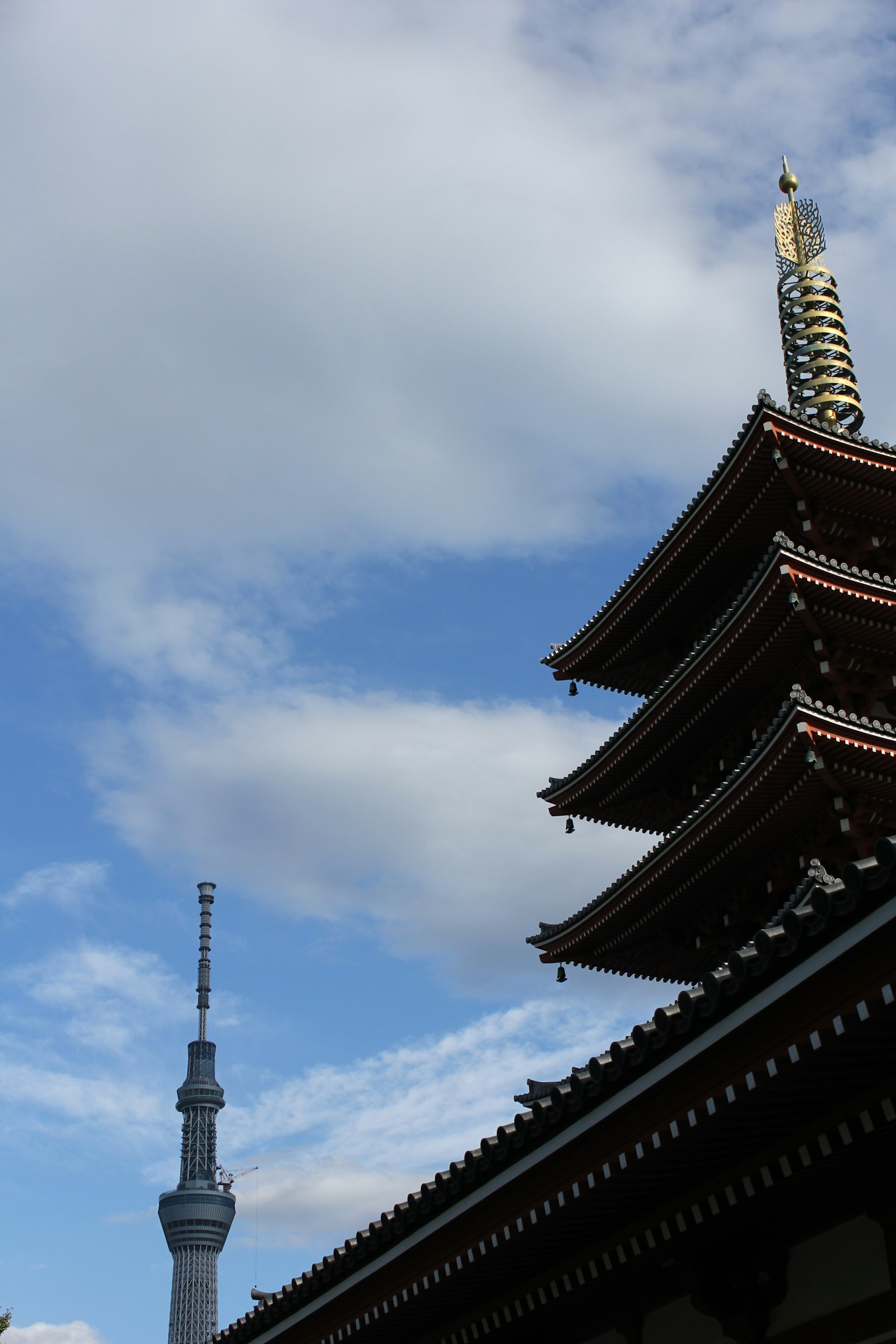 東京晴空下的東京塔和淺草寺的塔
