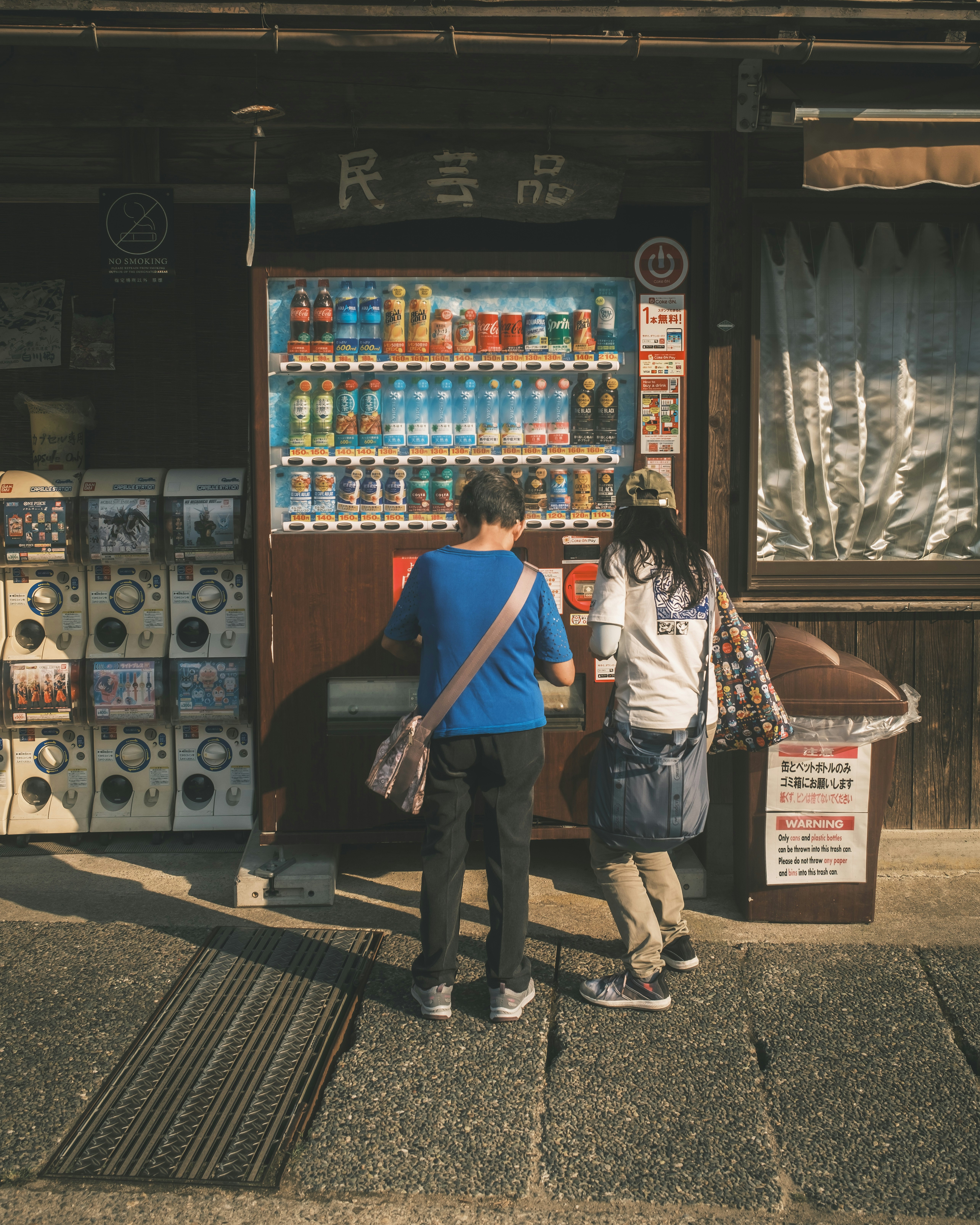 夏季商店街飲料自動販賣機前的人們
