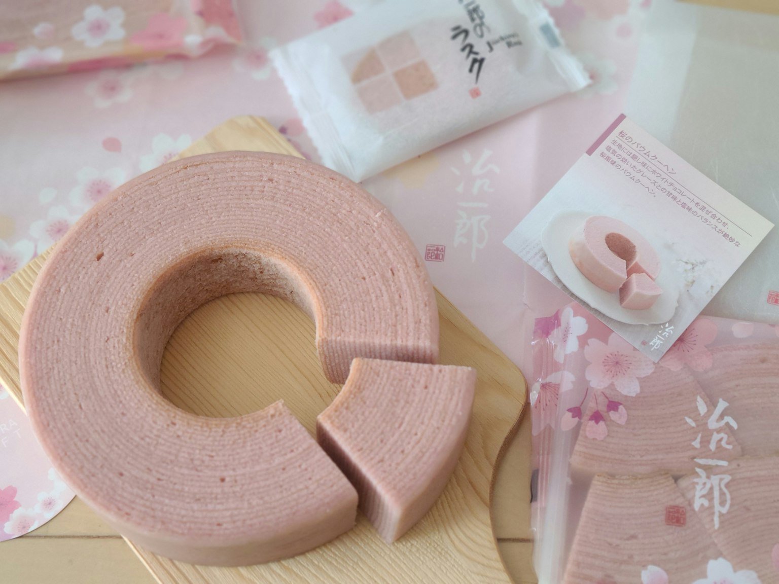 Baumkuchen con temática de sakura y empaque exhibido