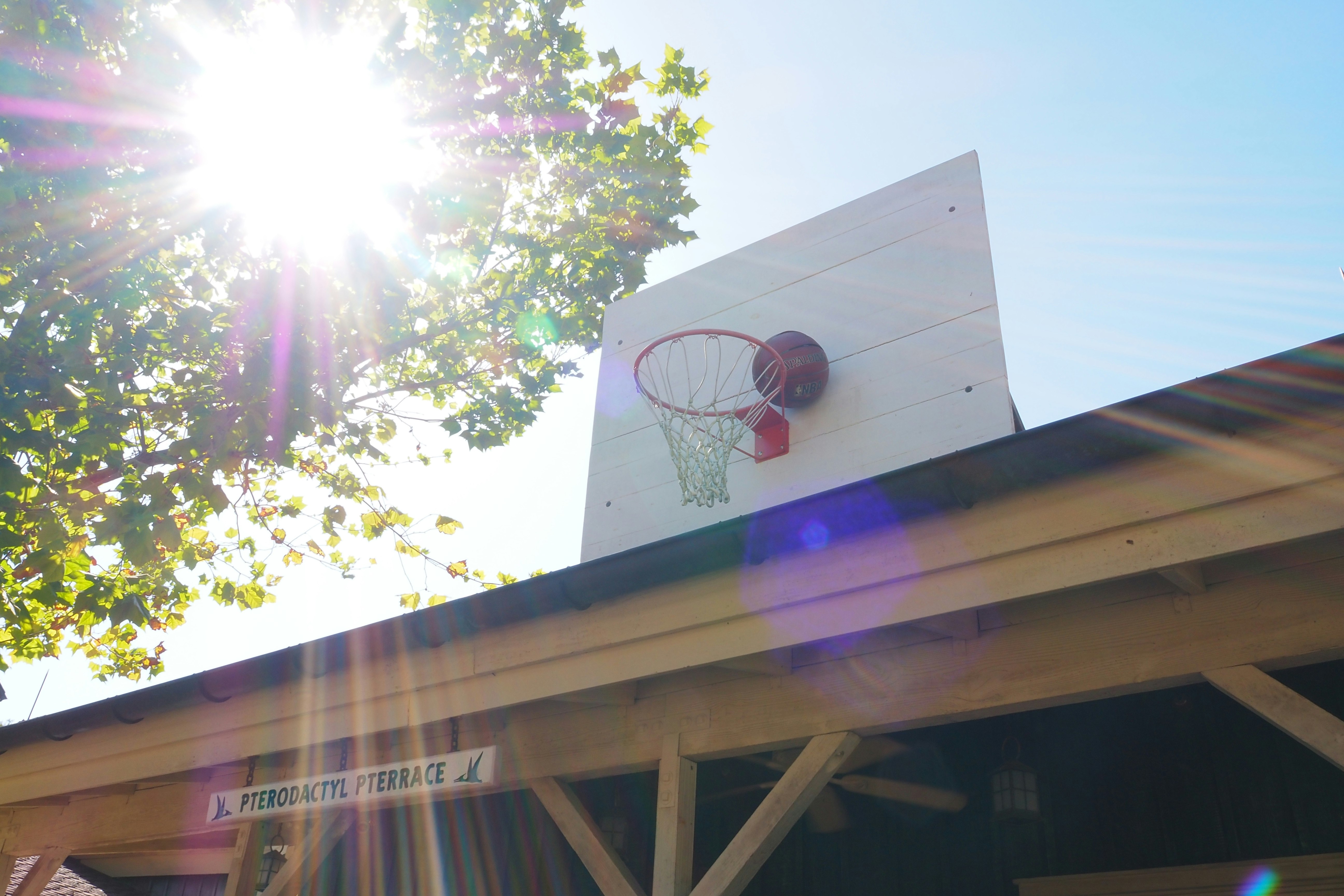 Basketballkorb im Freien unter einem Dach mit hellem Sonnenlicht