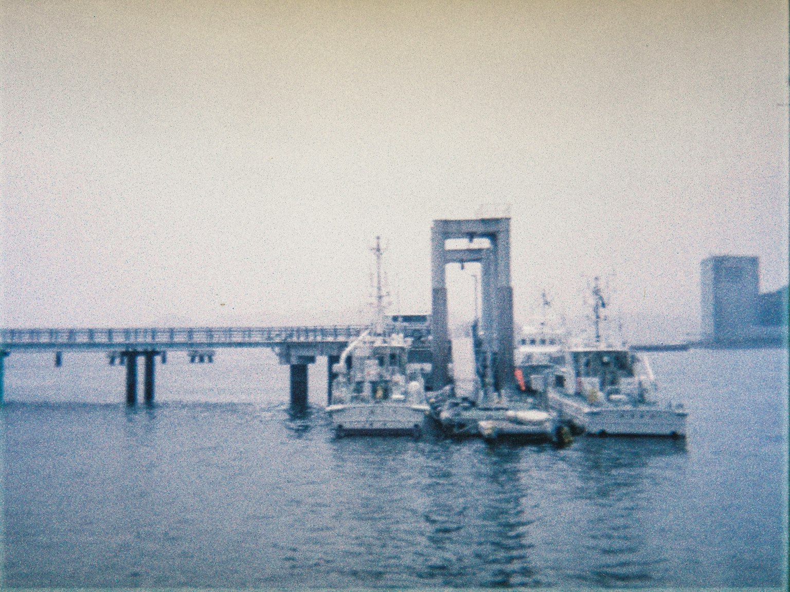 Boote im Hafen, umhüllt von Nebel