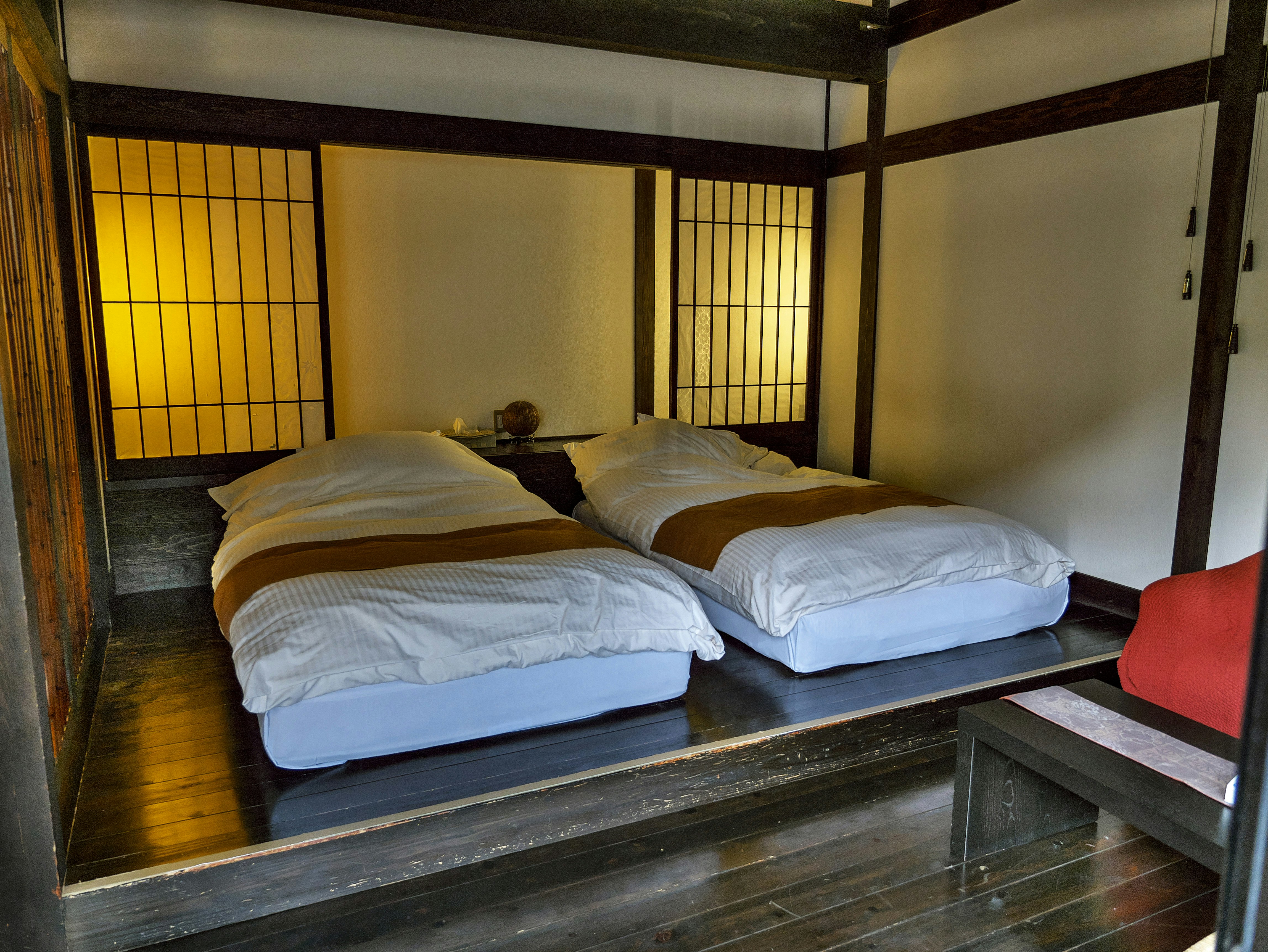 Chambre de style japonais avec futons au sol