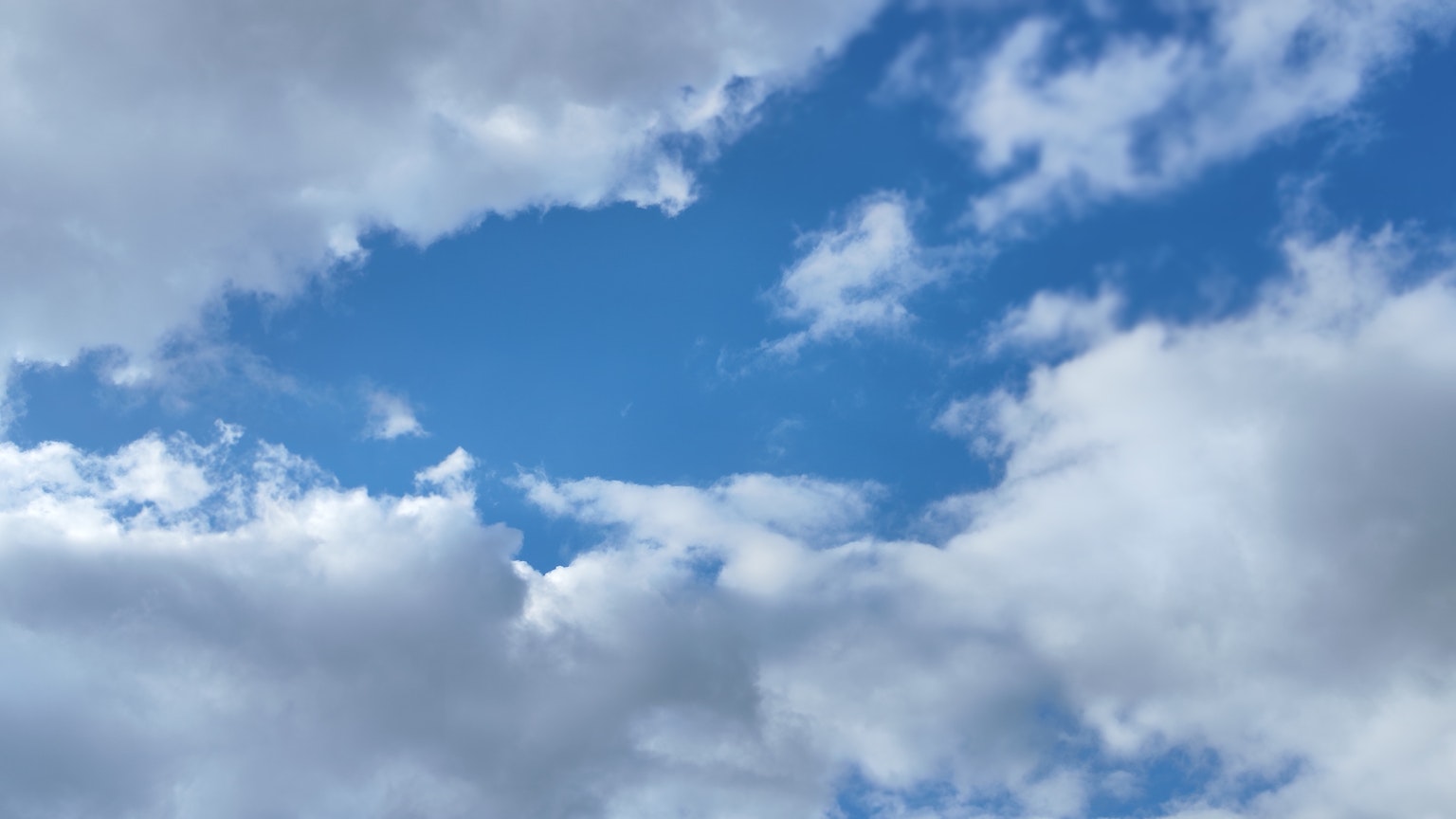 Pemandangan langit biru dengan awan putih