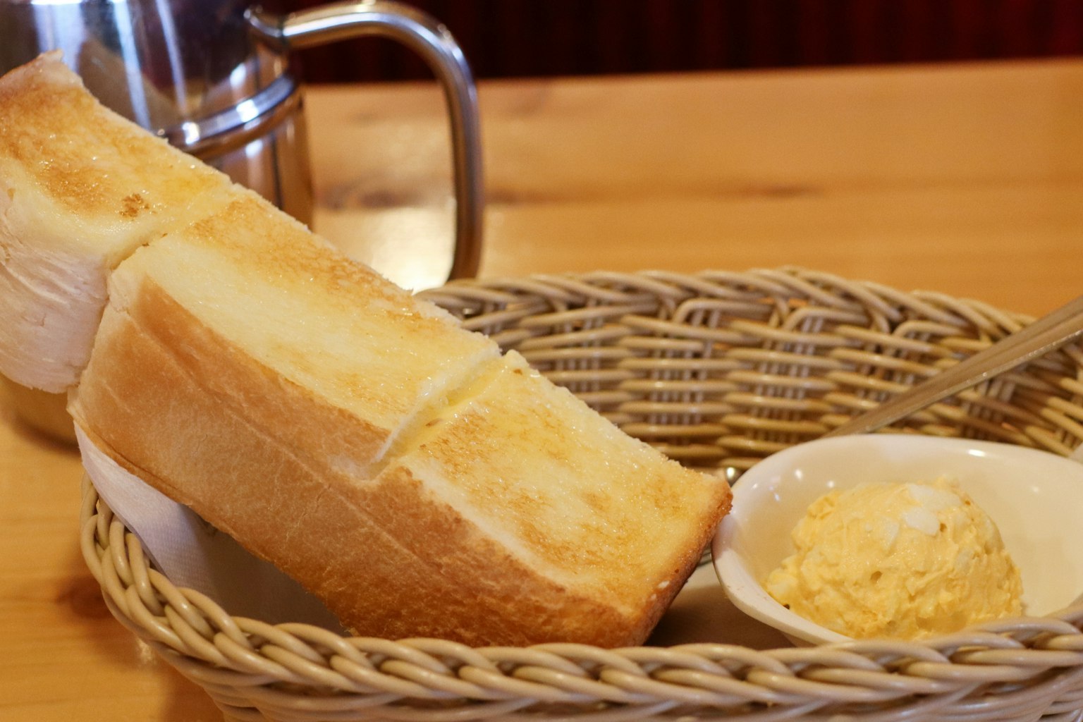 Bánh mì nướng được phục vụ trong giỏ với bơ