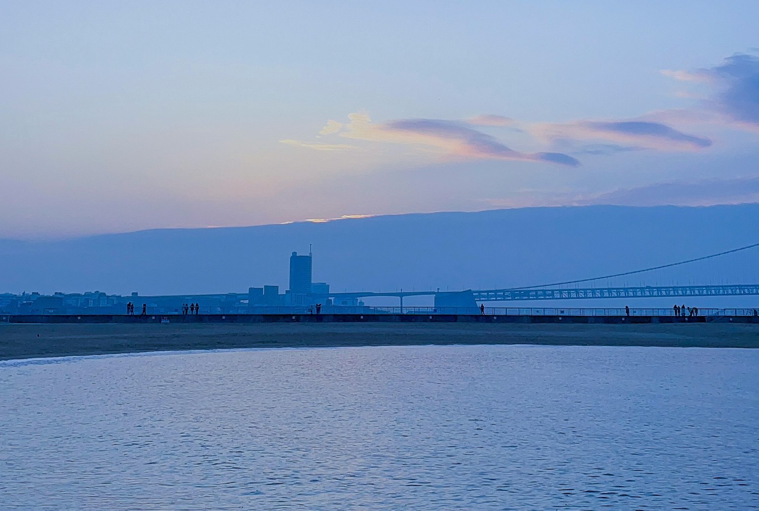 ทิวทัศน์ชายฝั่งที่มีการสะท้อนที่สวยงามบนผิวน้ำและท้องฟ้าสีฟ้า