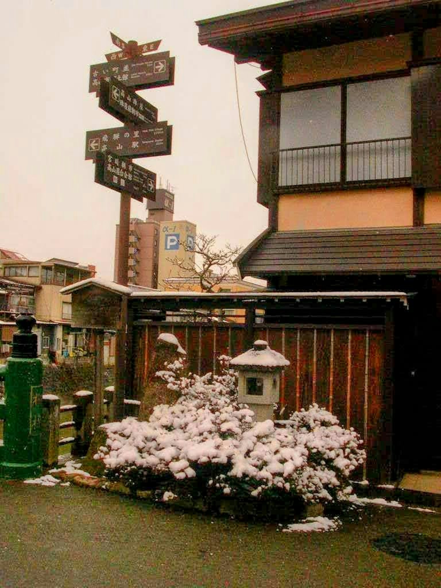 Jardin enneigé avec l'extérieur d'une maison japonaise traditionnelle