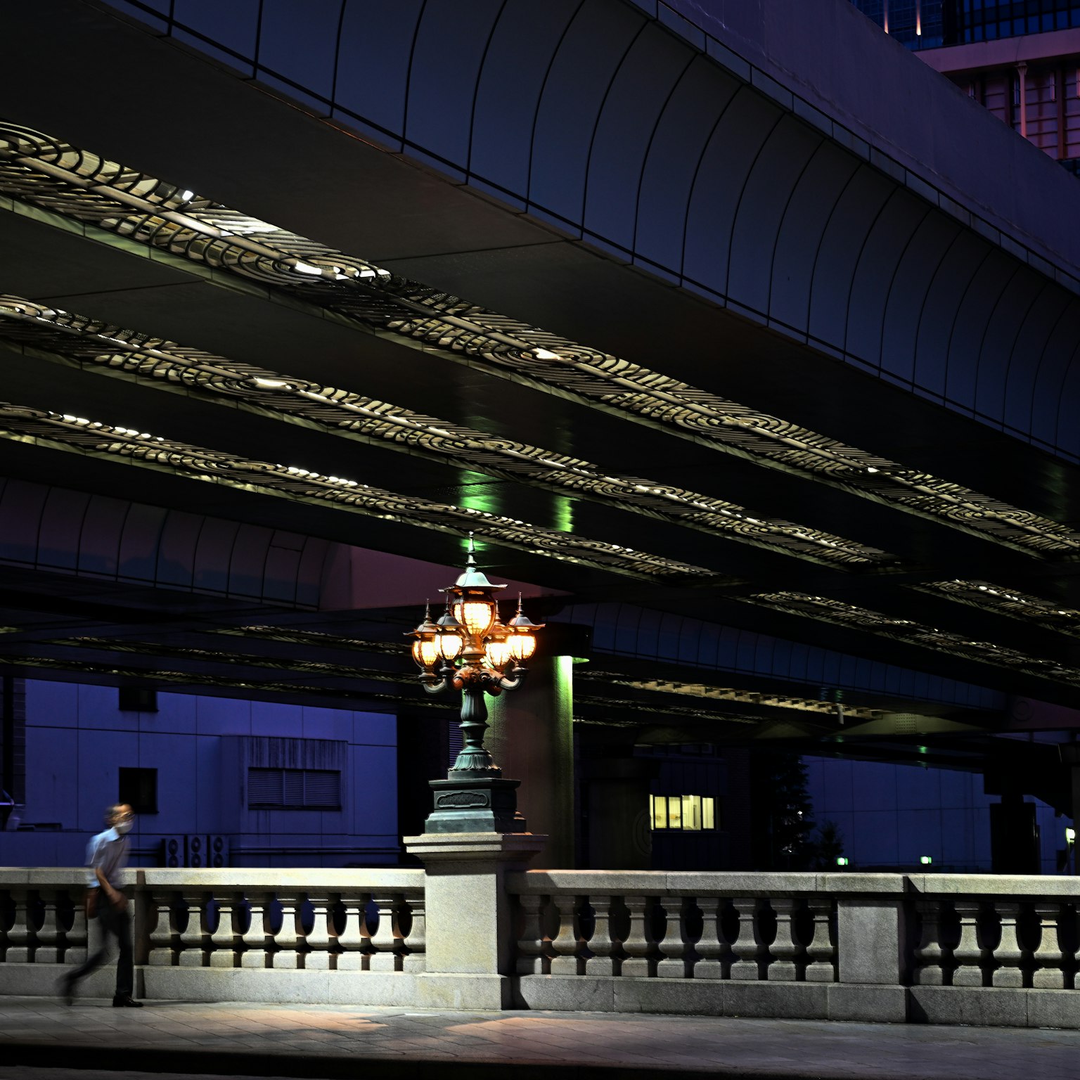 Đèn đường đẹp và cấu trúc cầu dưới cảnh quan thành phố ban đêm