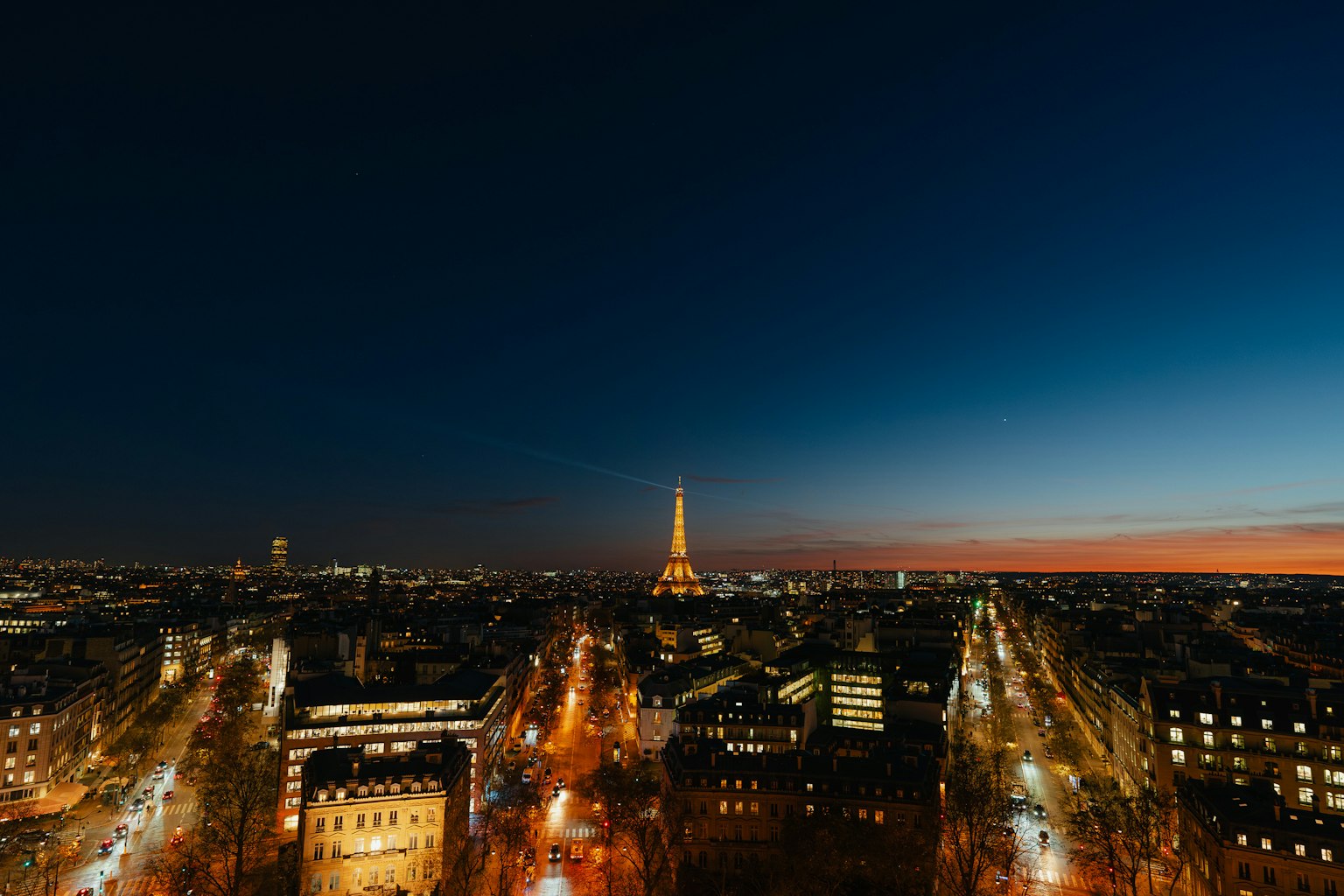 Schöne Nachtansicht von Paris mit dem Eiffelturm