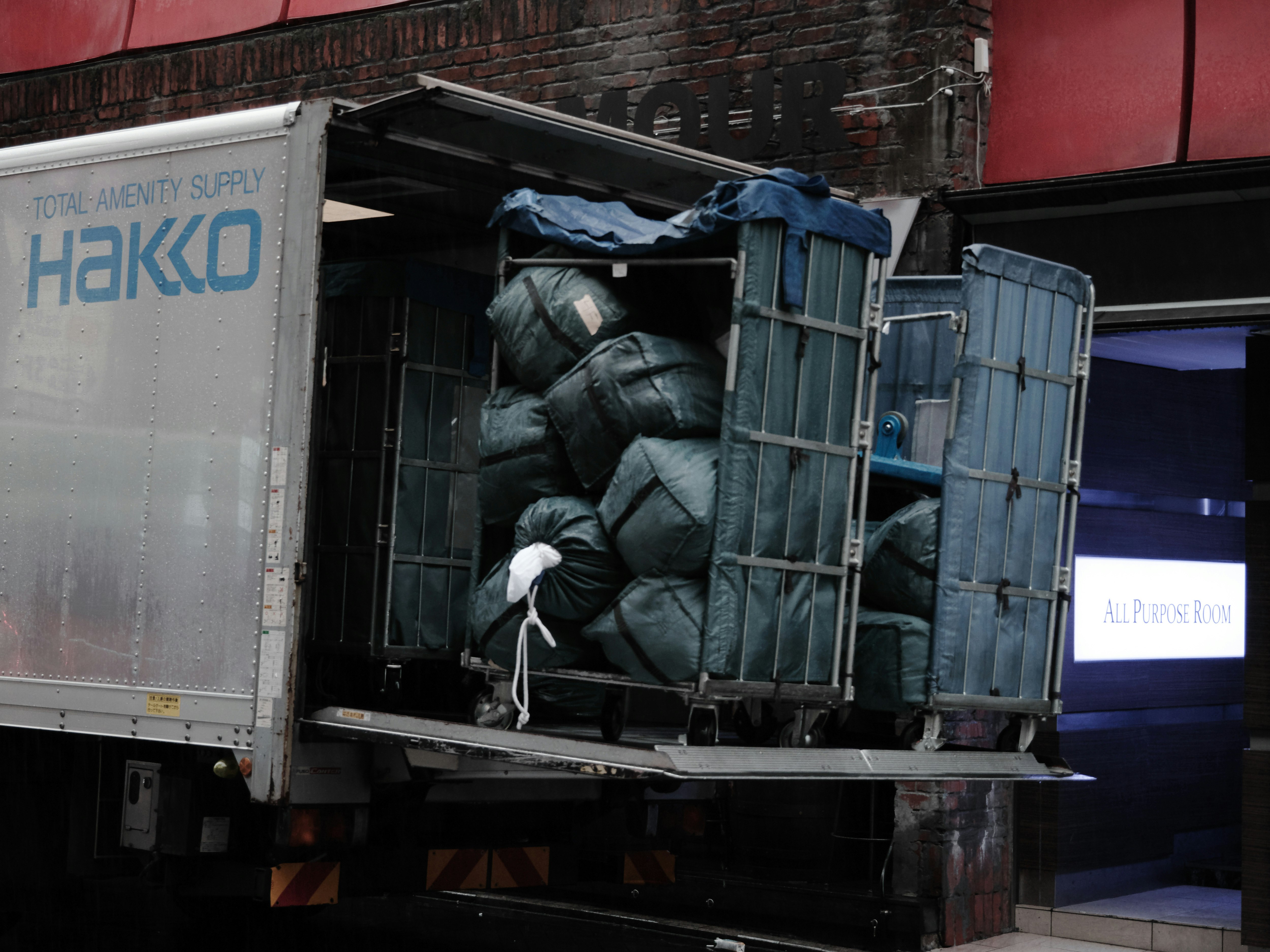 ホテルからリネン類を運ぶトラックの荷台