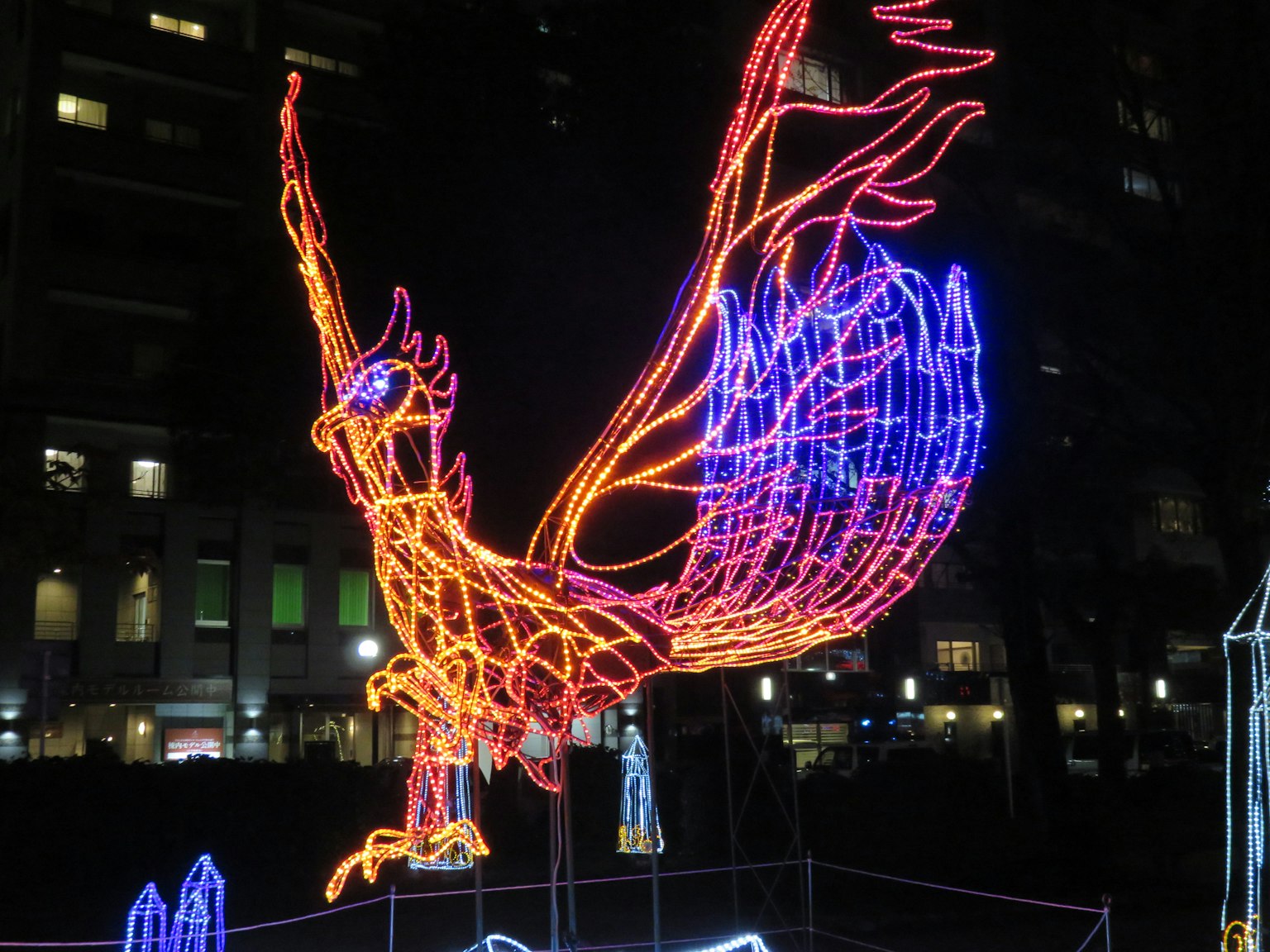 Grande scultura di uccello illuminata decorata con luci colorate