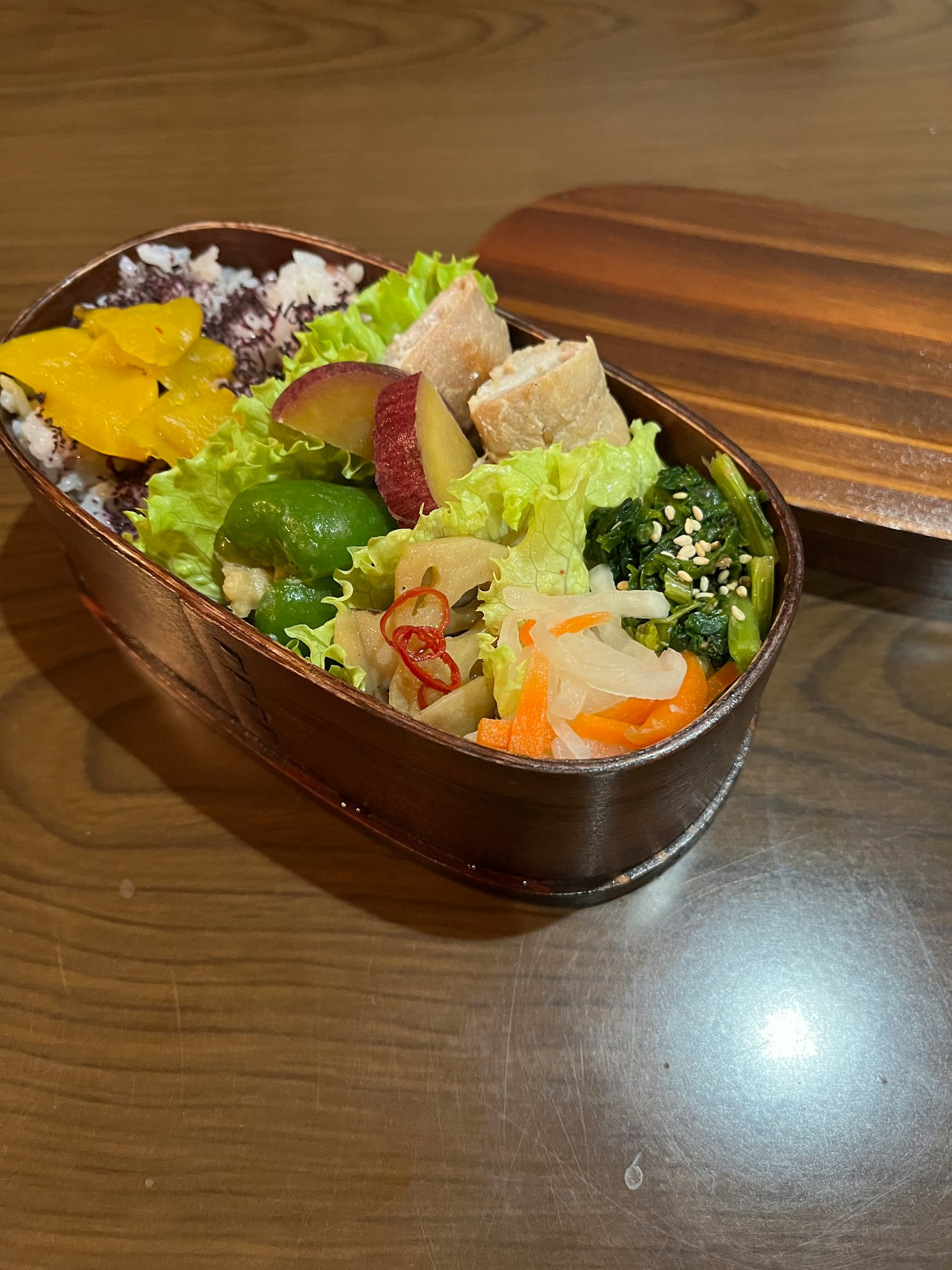 세련된 도시락통에 담긴 다채로운 요리와 밥