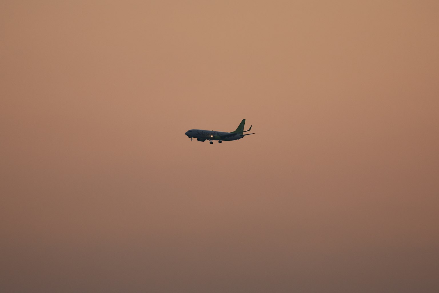 노을 하늘을 나는 비행기의 실루엣
