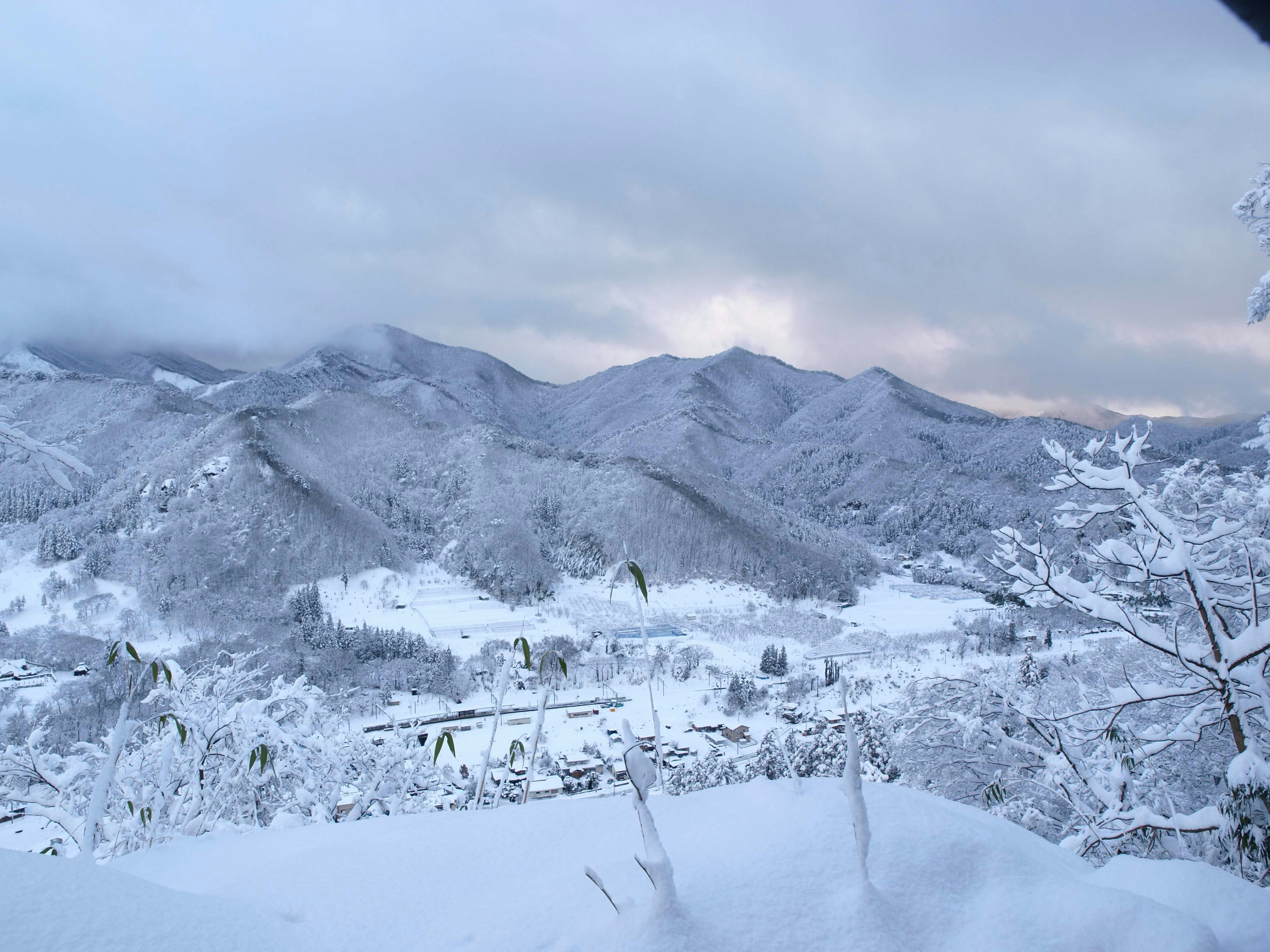 雪覆盖的山谷滑雪度假区景色