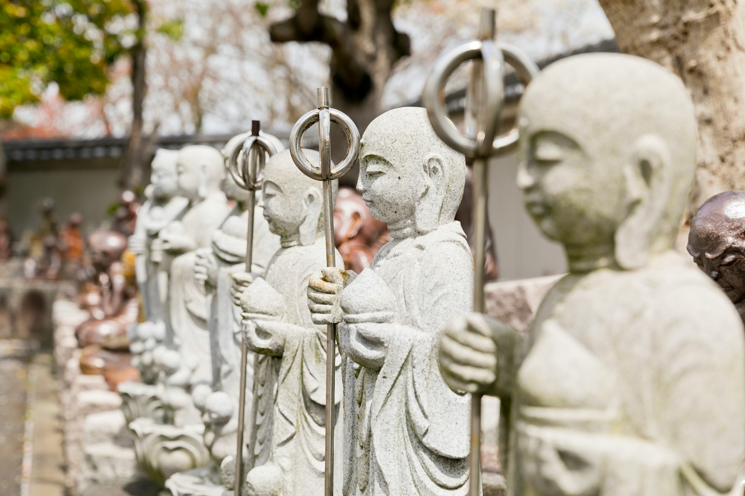 Cảnh quan yên bình với hàng loạt tượng đá của các vị sư nhỏ cầm gậy
