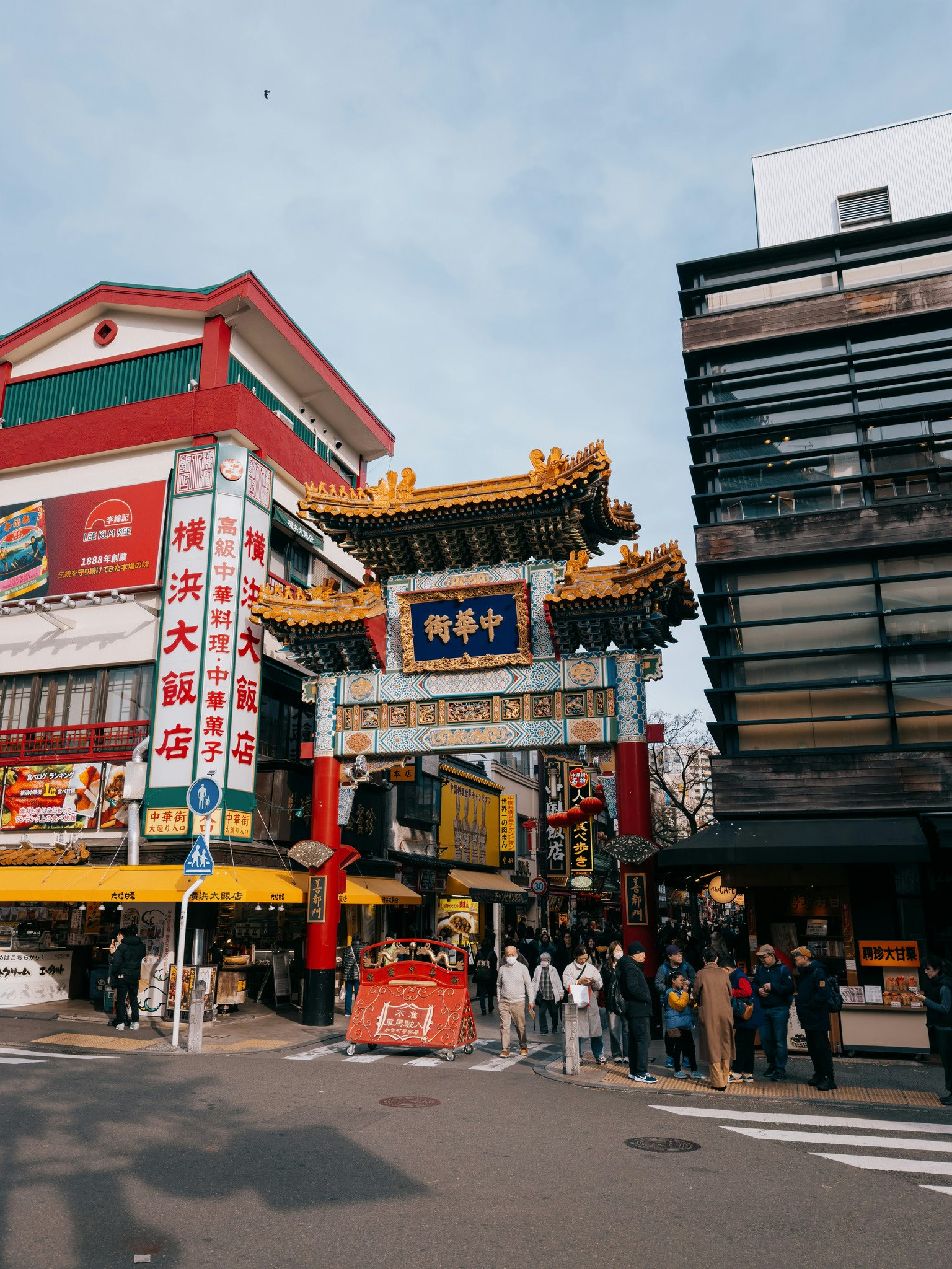 橫濱中華街的熱鬧入口和繁忙的街道場景