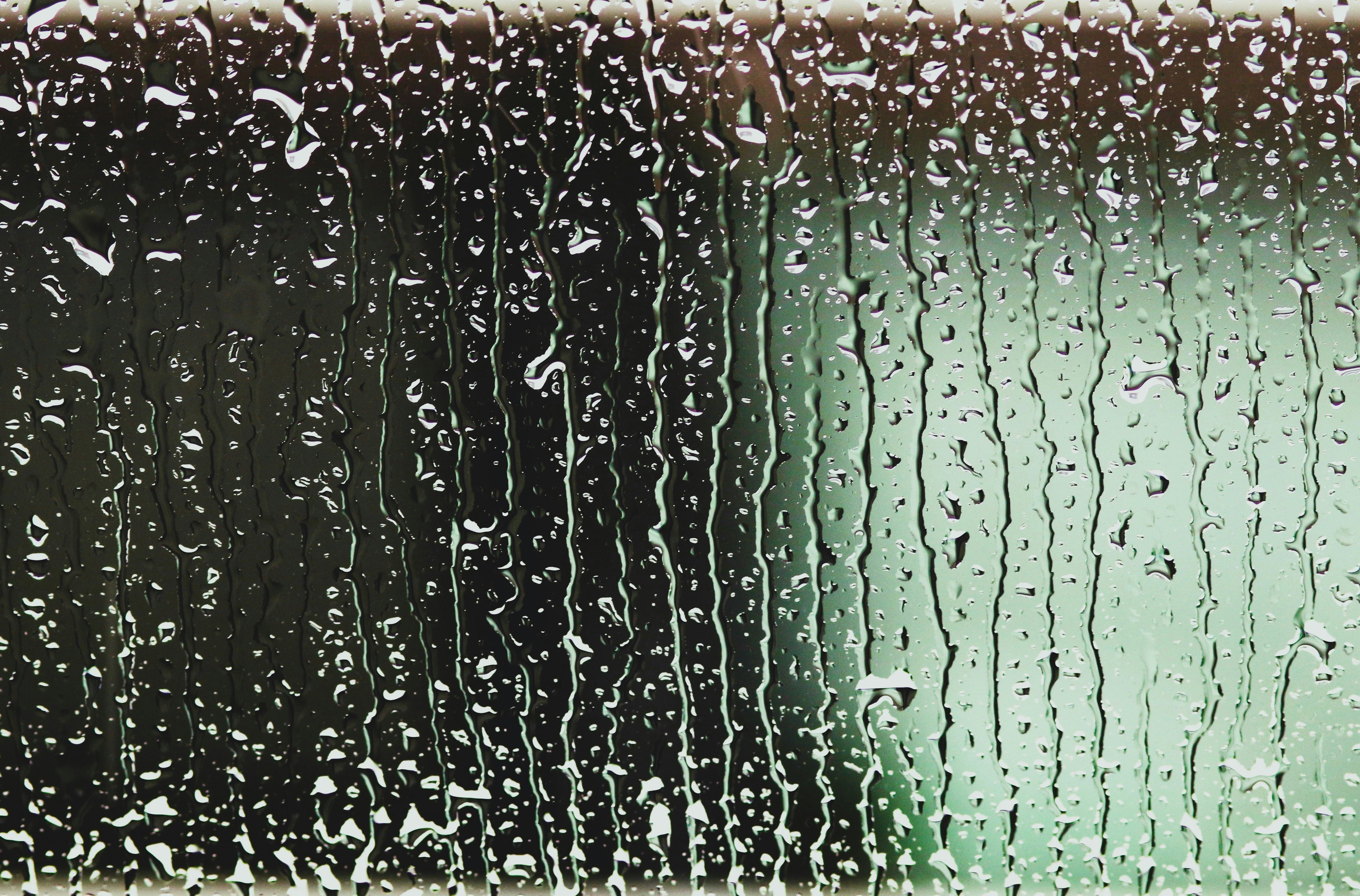 Gouttes de pluie sur une vitre pendant un orage d’été