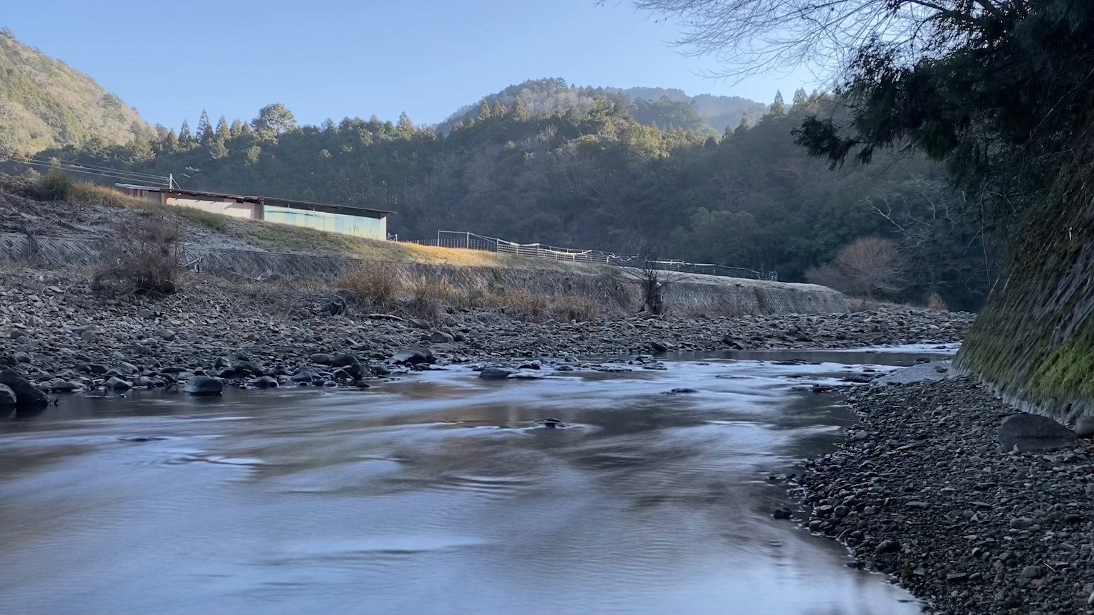 宁静的河流穿过山地景观
