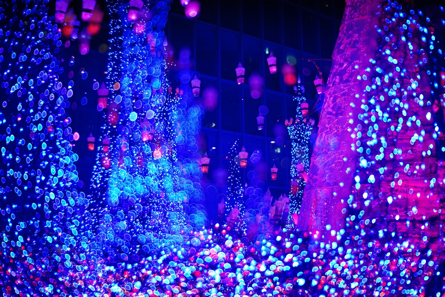ทิวทัศน์ที่น่าหลงใหลของแสงสีสันในเฉดสีฟ้าและม่วง