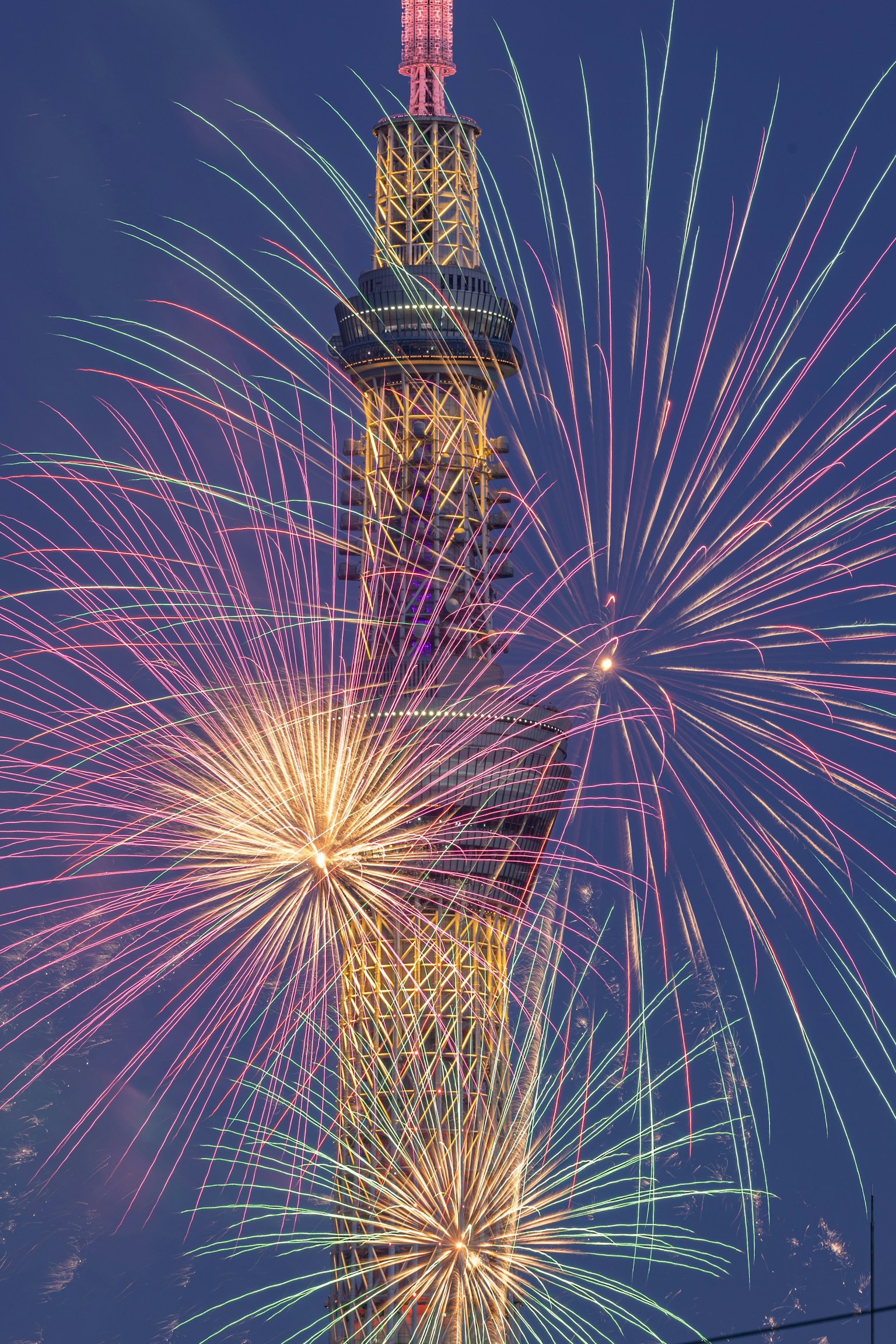 Tokyo Skytree dengan pertunjukan kembang api yang meriah