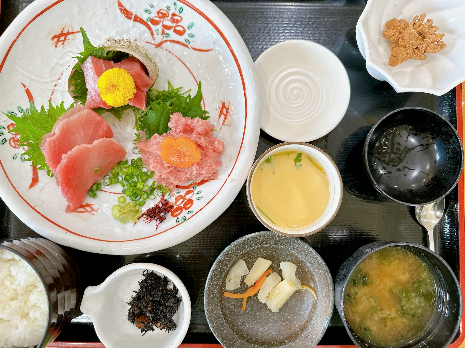 一道傳統的日本餐點，包括新鮮的生魚片和味噌湯