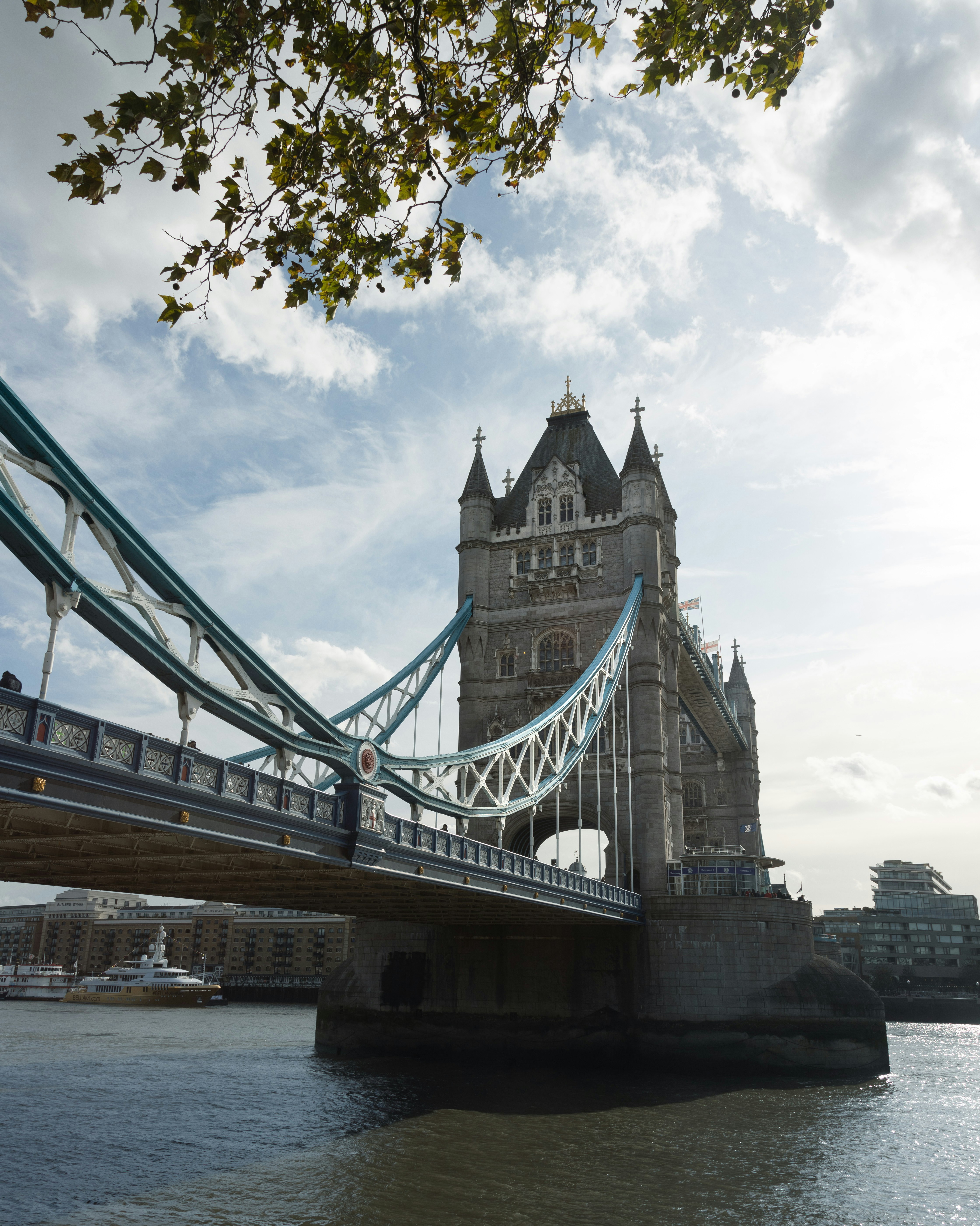 Tower Bridge dan pemandangan tepi sungai di London