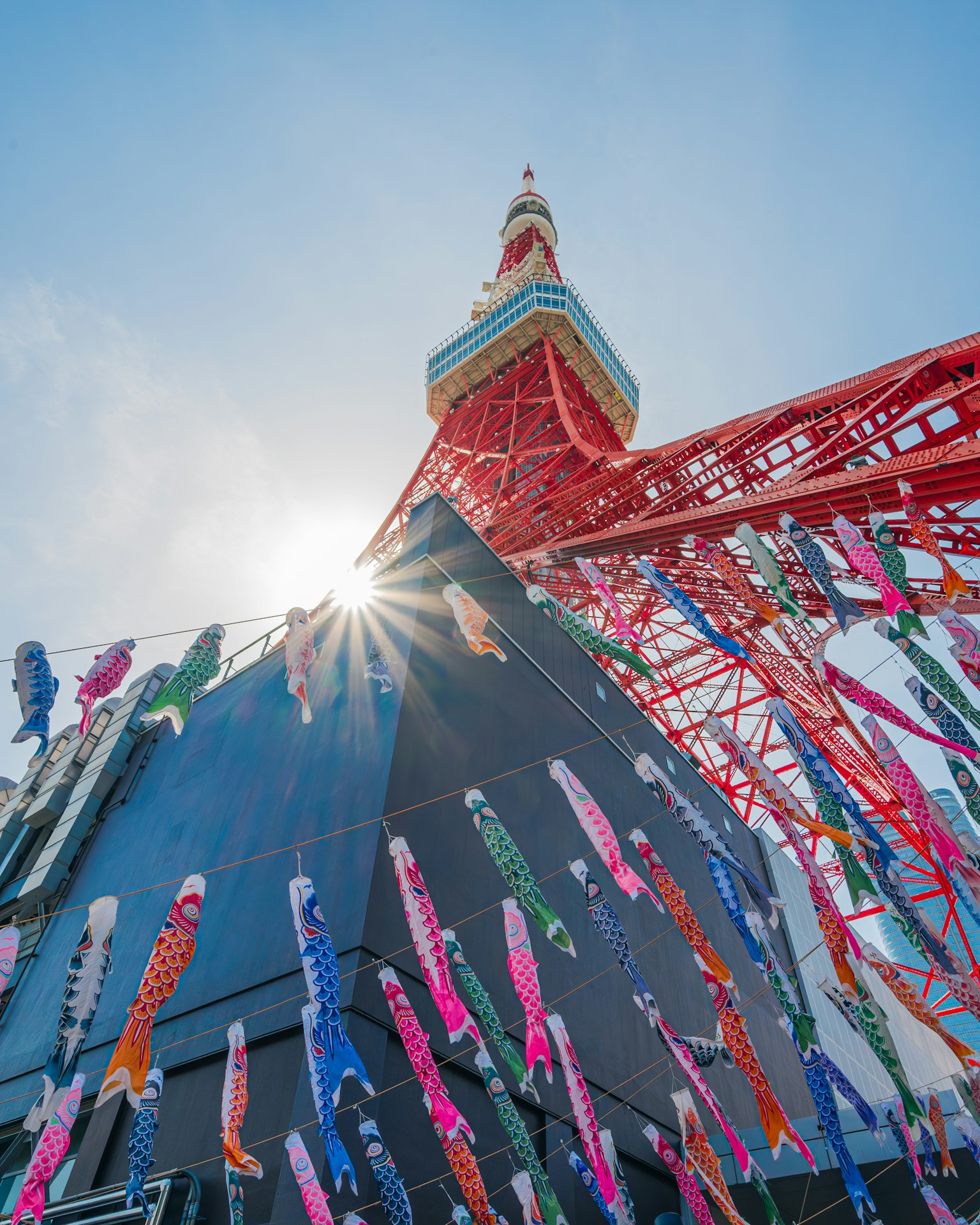 Vista della Torre di Tokyo con bandiere koi colorate esposte sotto