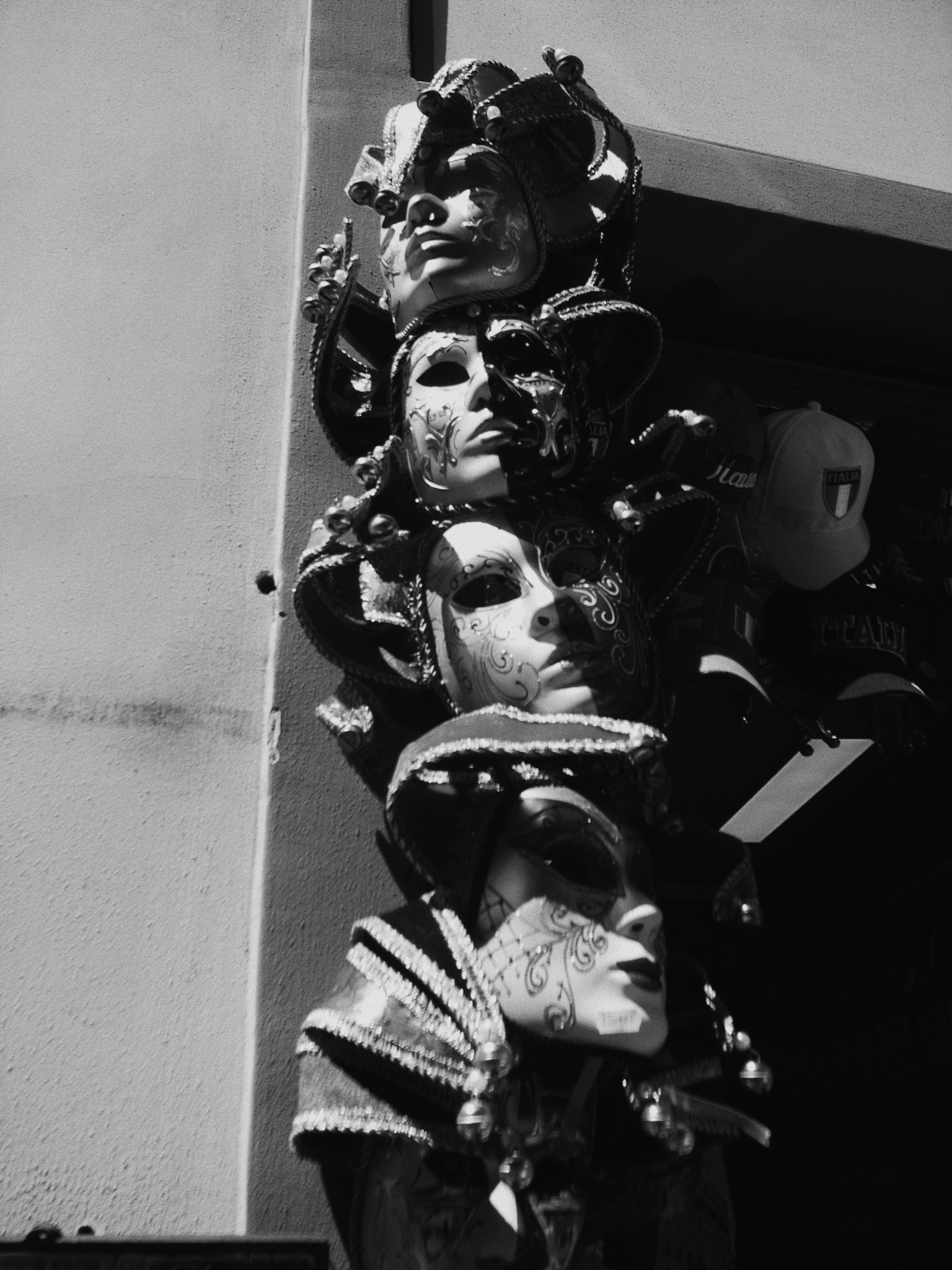 Sculpture artistique avec des masques empilés en noir et blanc