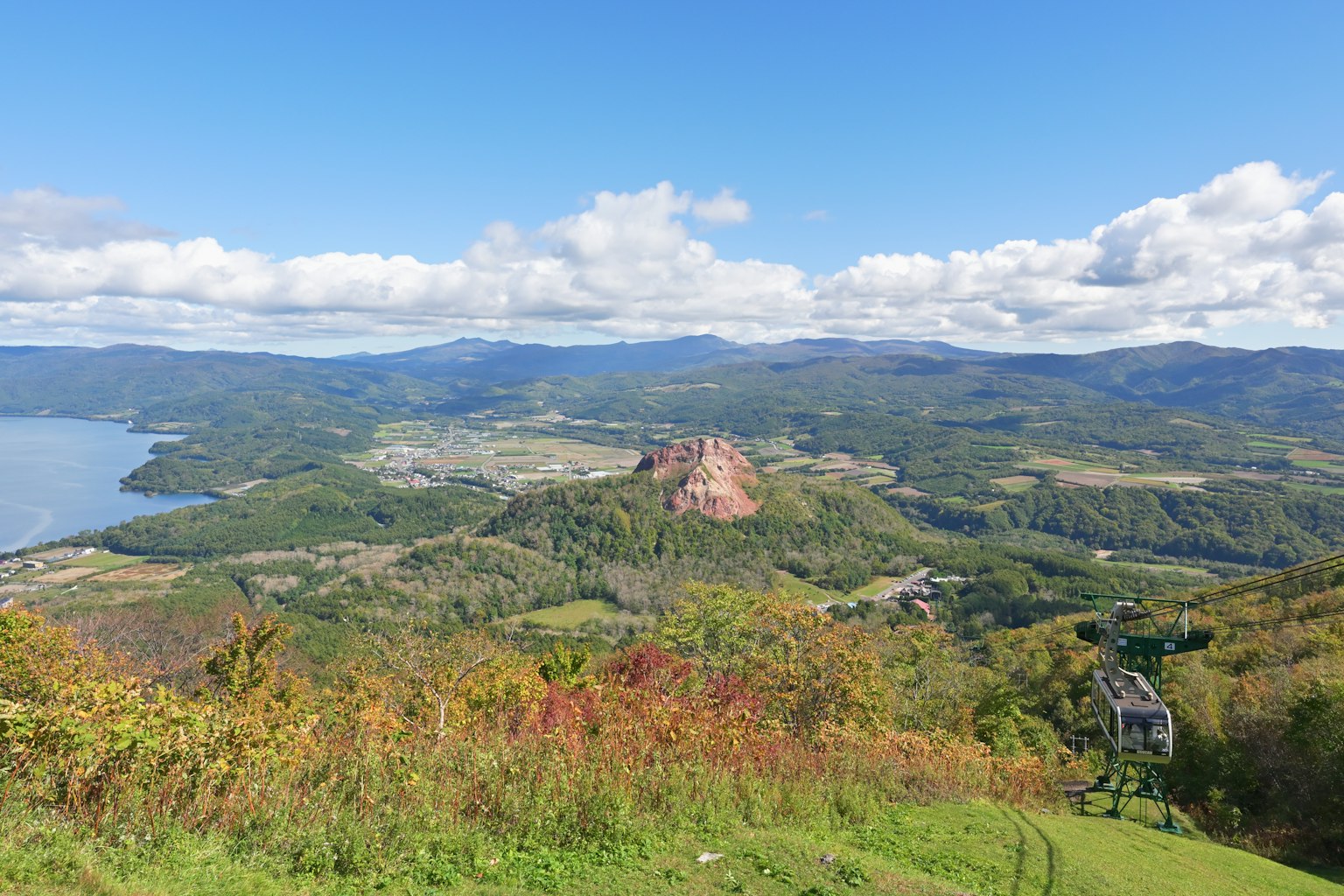 美しい秋の風景と湖のパノラマビュー 近くに山と紅葉した木々が見える
