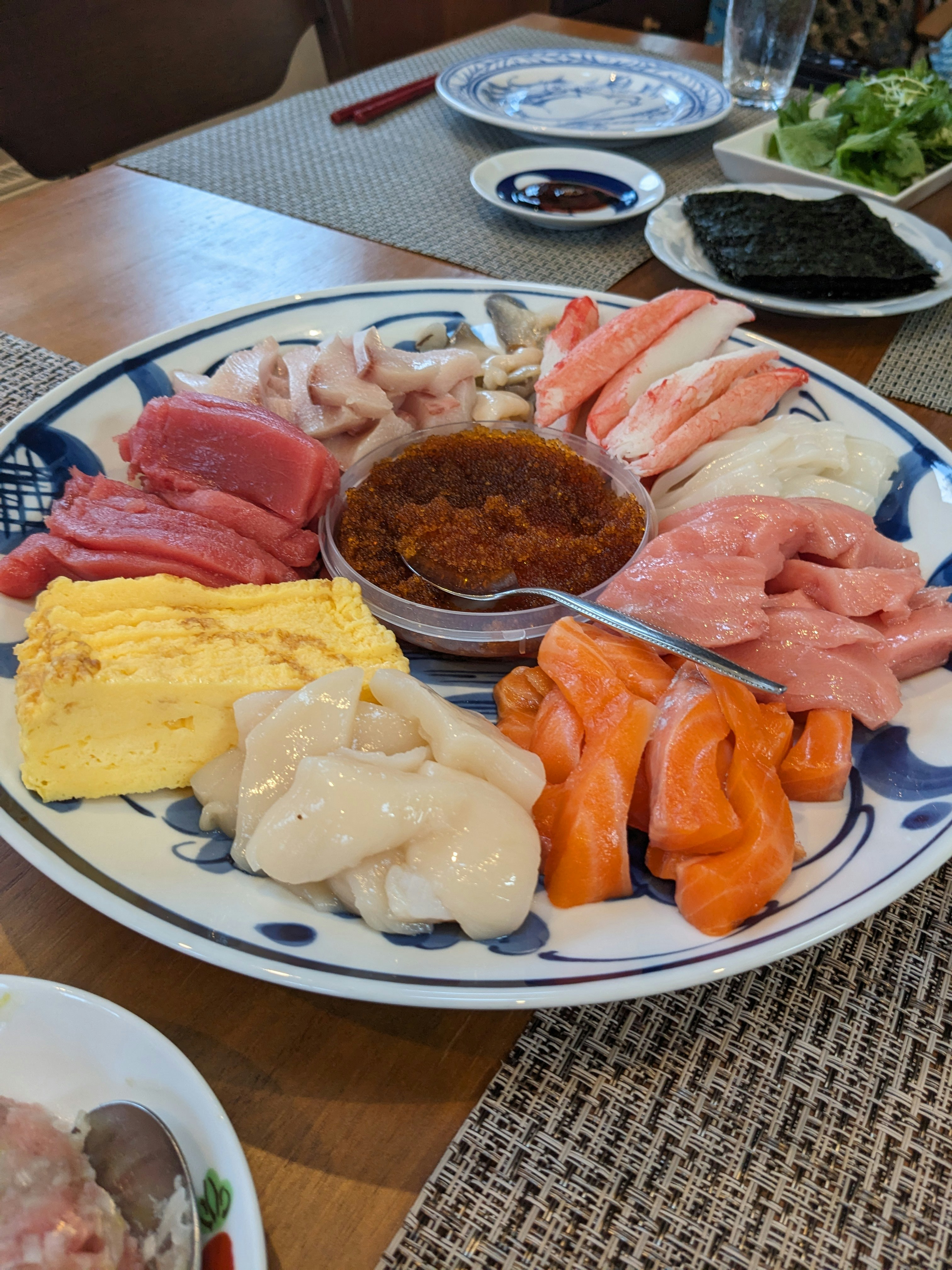 木桌上的什錦刺身拼盤
