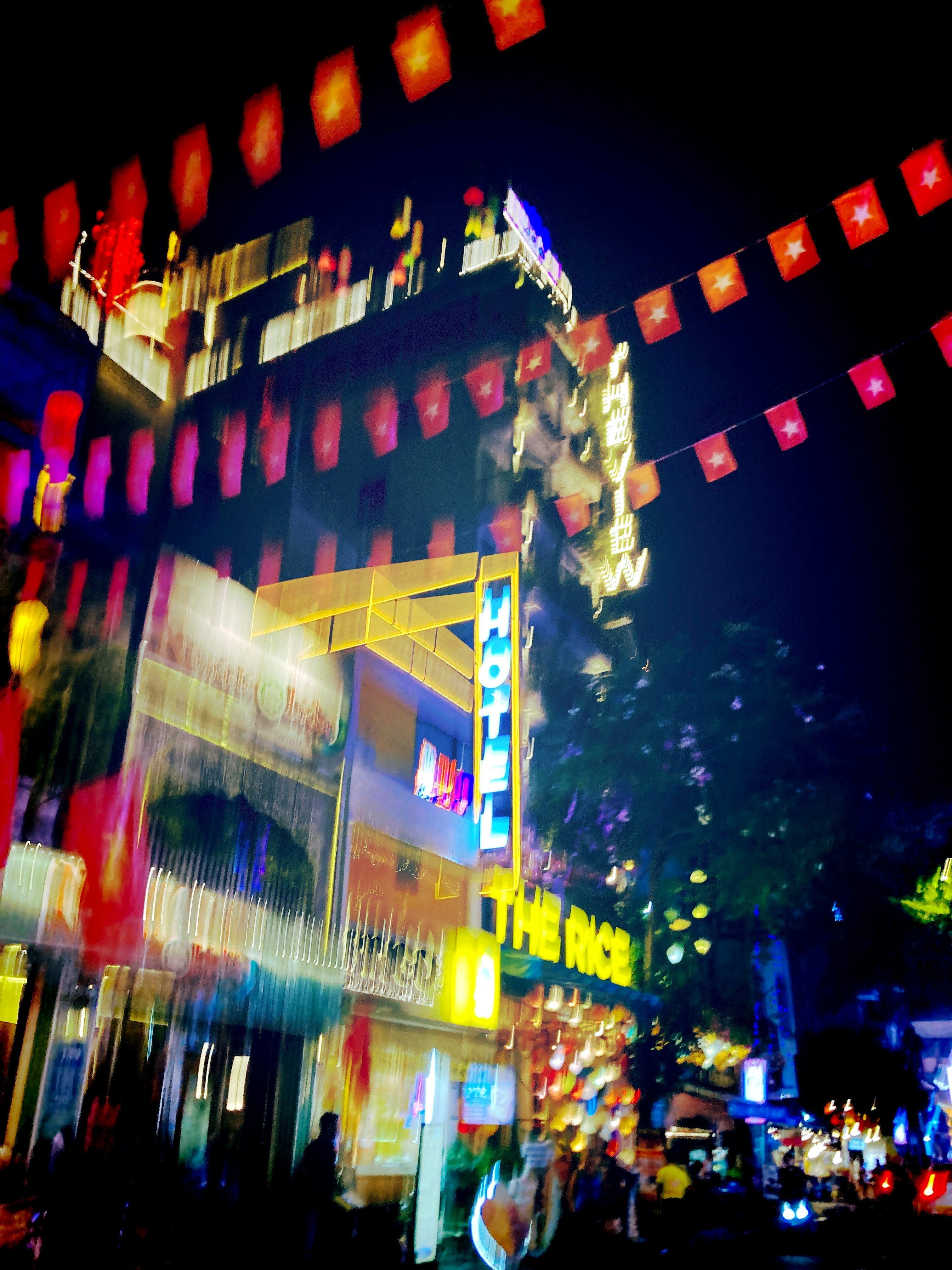 ถนนยามค่ำคืนที่มีไฟประดับสีสันและโคมไฟเรียงราย