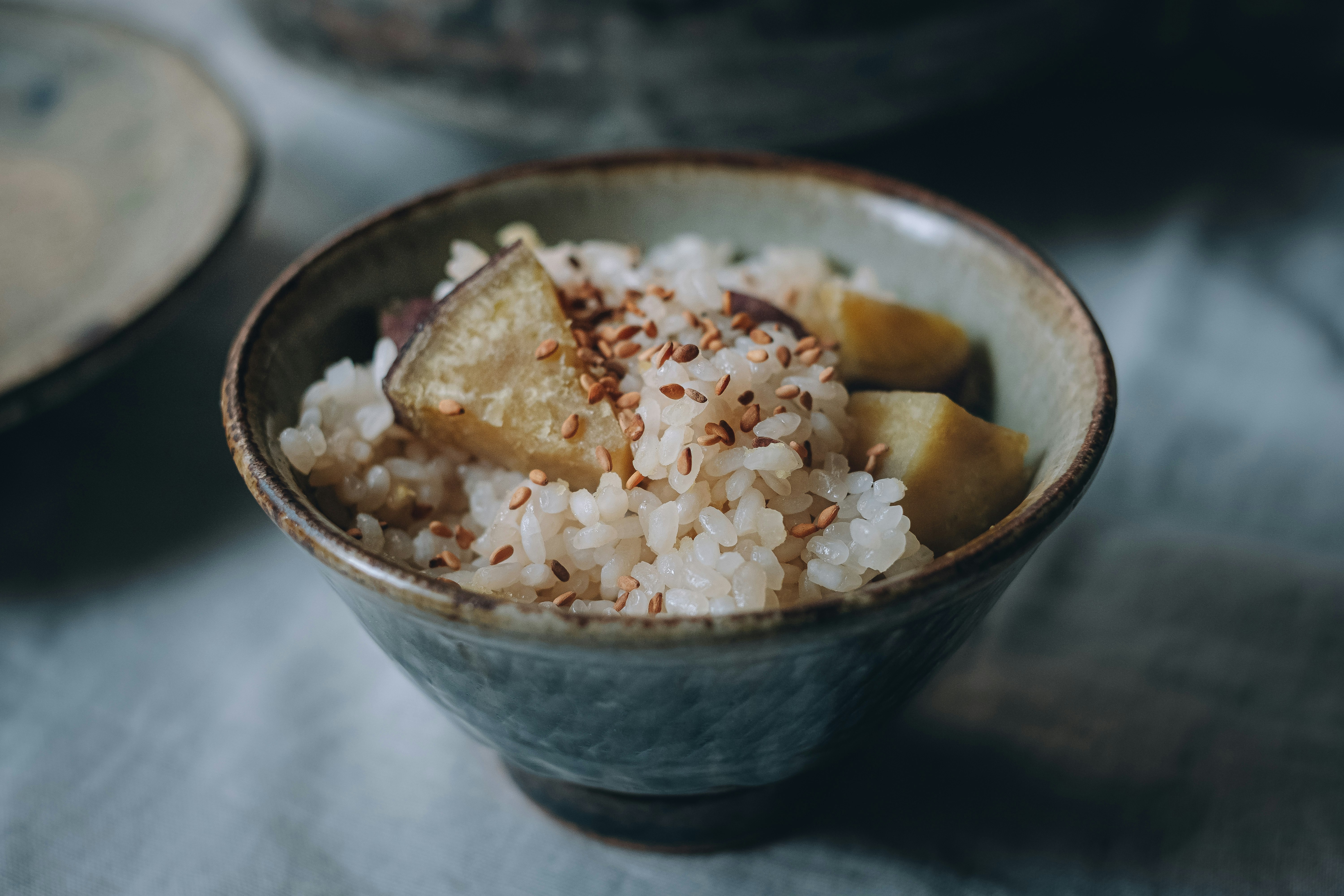 器に盛られた白ご飯と香ばしい具材の和食