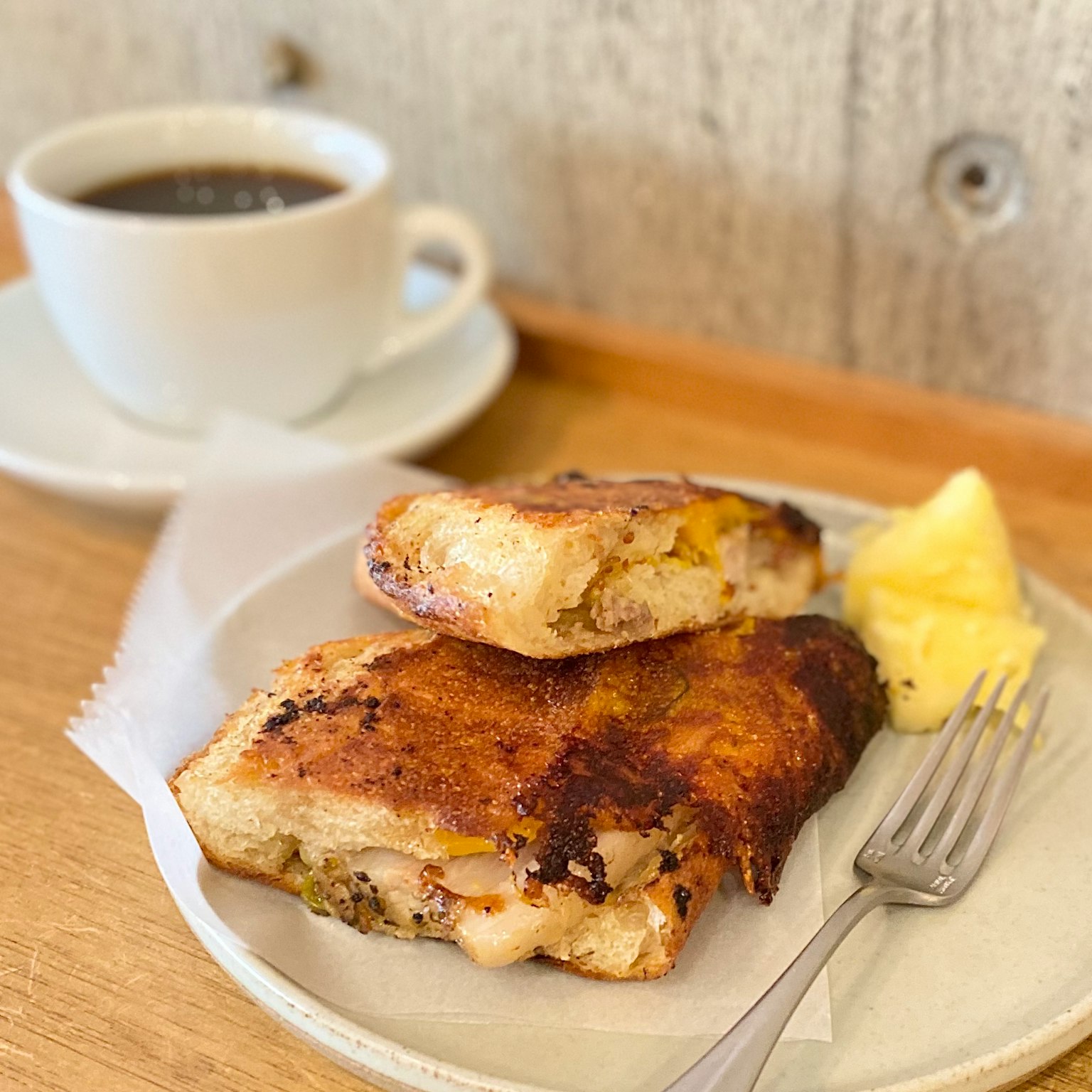 Đĩa bữa sáng với bánh pancake nướng và cà phê