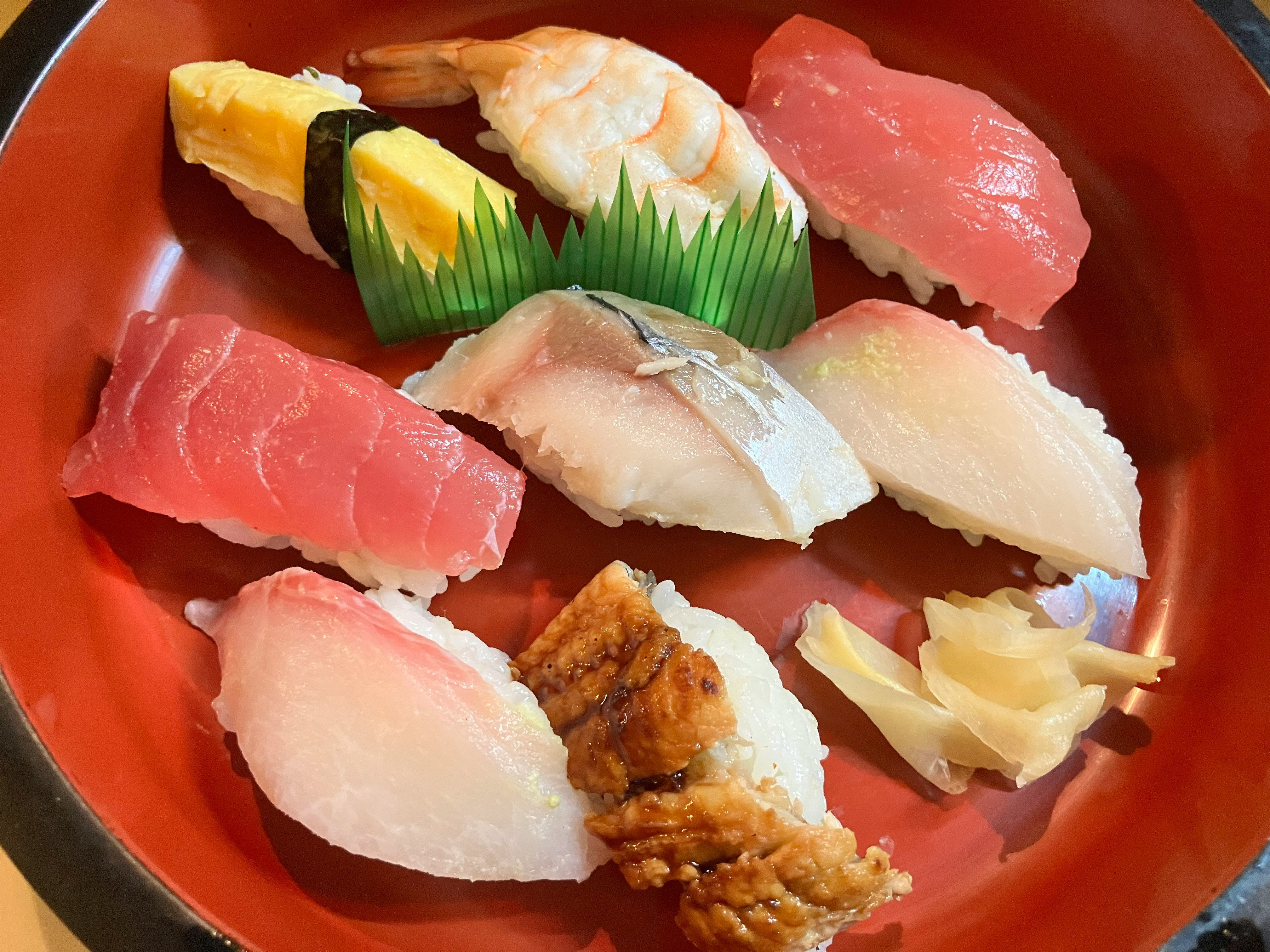 nigiri sushi di piring merah