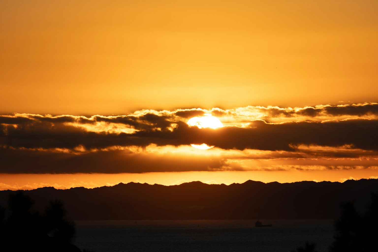 Bellissimo tramonto con cielo arancione e nuvole