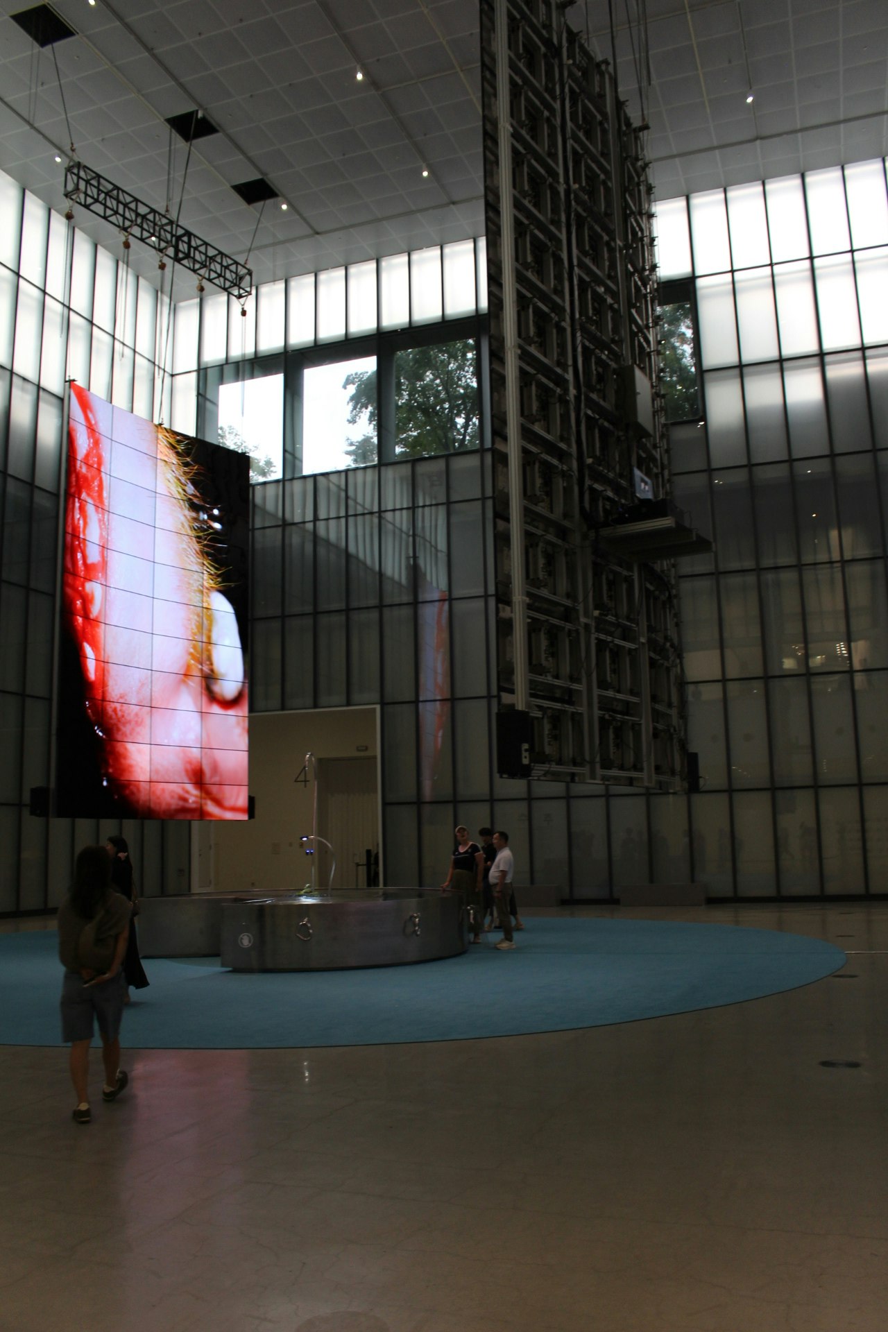 大きな展示スクリーンと円形の展示空間がある屋内会場