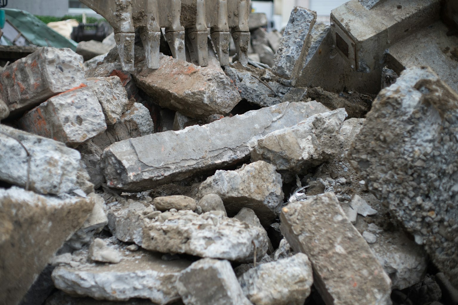 Primo piano di macerie costituite da calcestruzzo rotto e mattoni di un edificio demolito