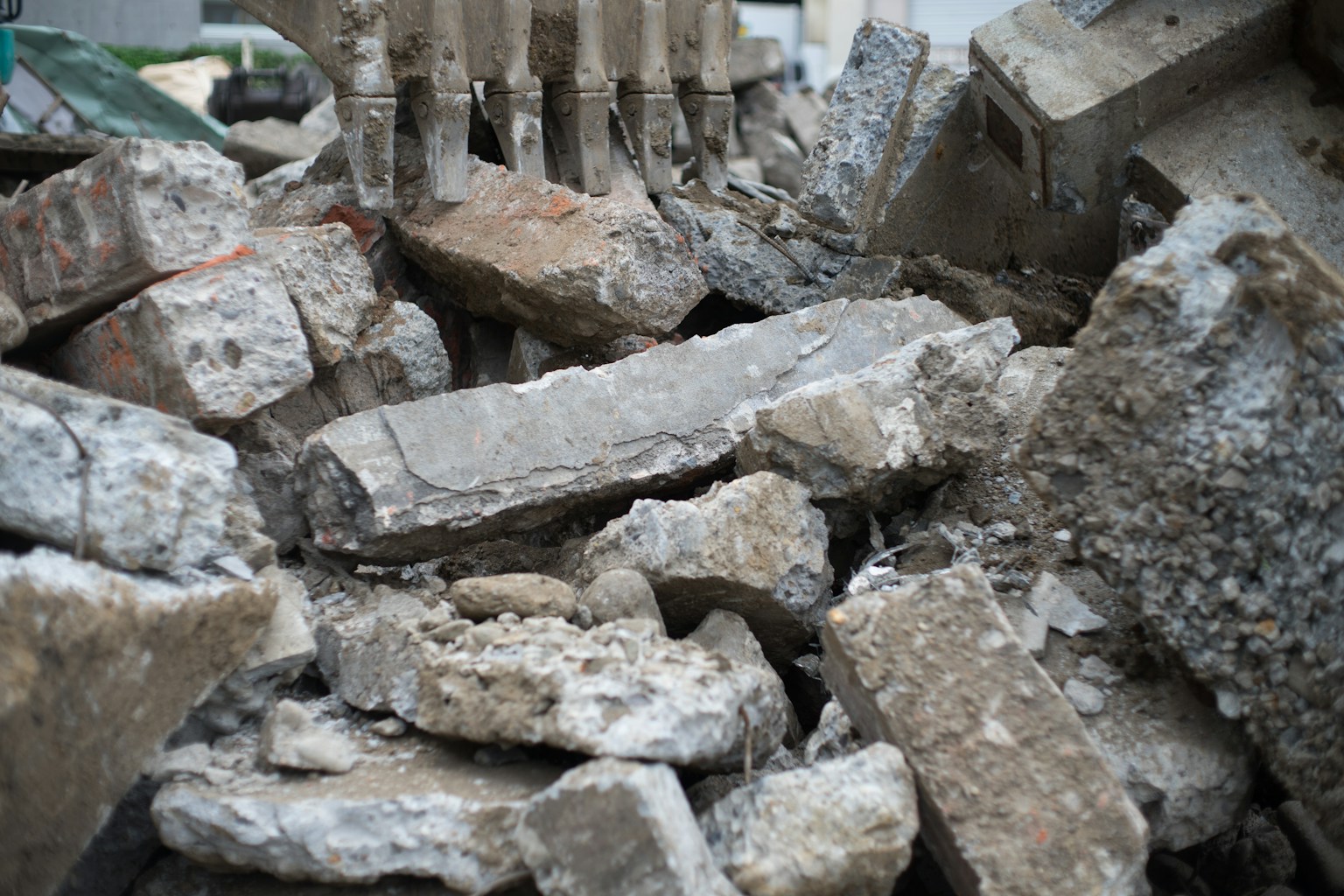 破壊された建物のコンクリートとレンガの残骸のクローズアップ