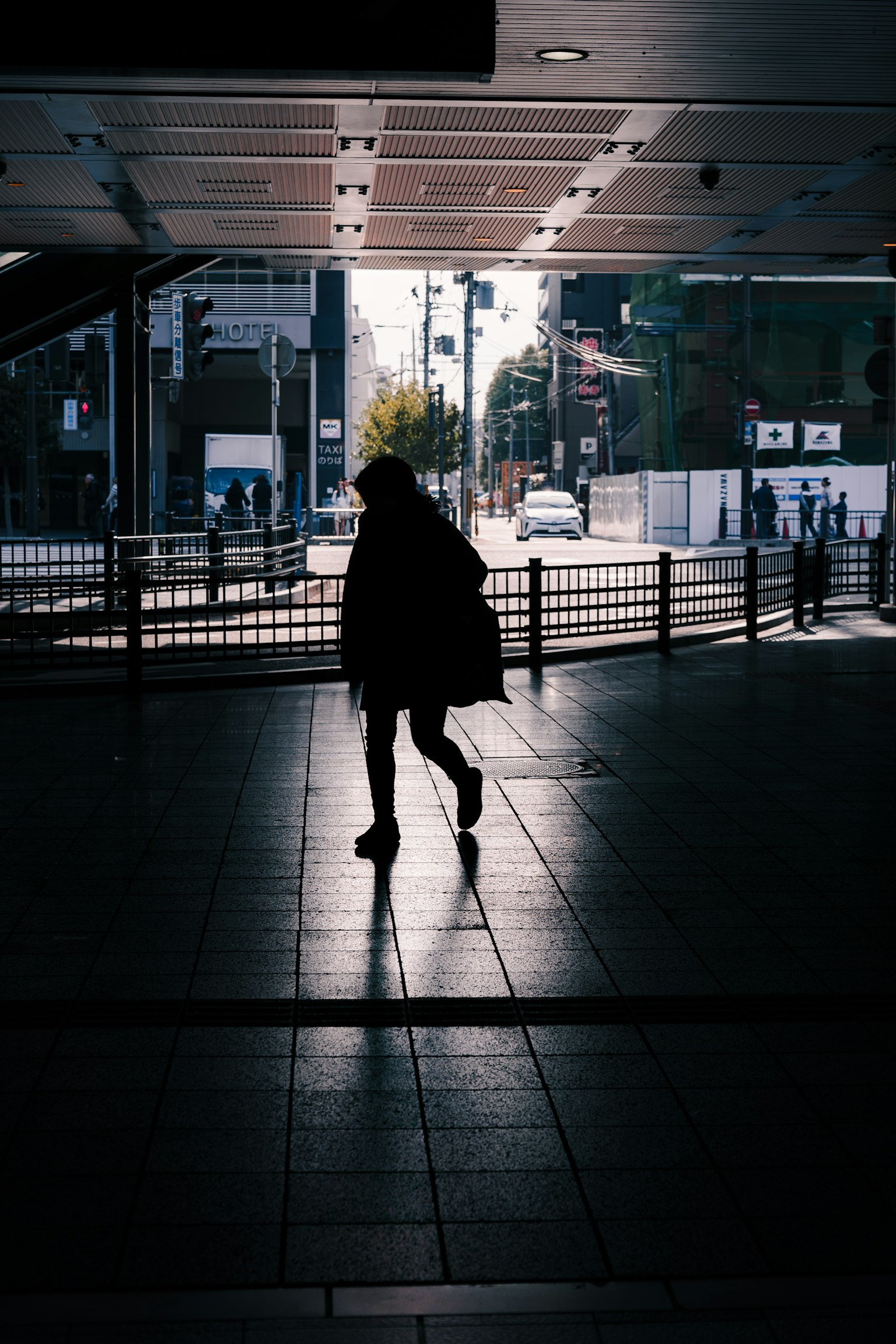 車站裡走路的人的輪廓和城市風景